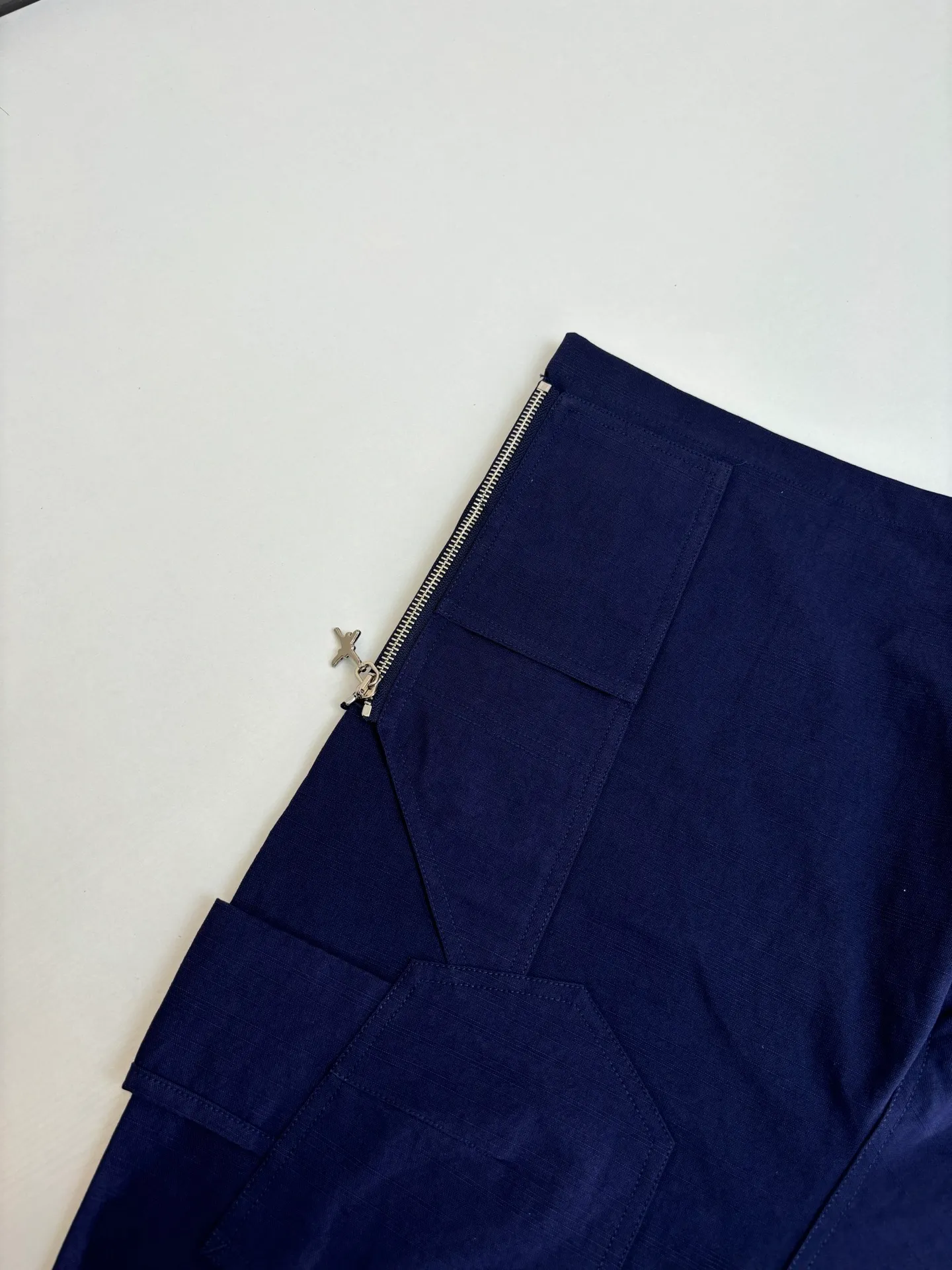 🅿️410 Dio*/Dior LH Hamilton co-branded embroidered logo shorts feel soft and sinewy, not comparable to cheap products! It uses a fabric pre-shrinking and setting machine imported from Italy. It does not deform or shrink no matter how many times it is washed, and the color is firmly locked in. The more I look at it, the more I like it! The chest and trouser legs are decorated with embroidery, and every stitch of the Swiss high-precision embroidery machine is stably and accurately embroidered. The lines of the joint pattern are smooth and the same color as the fabric but has a sense of hierarchy! The old letter printed label on the back waist, high temperature and high pressure "welds" the pattern on the fabric, which can be matched with many types of clothing to create a fashionable look. Customized accessories, complete with three standards, the same style for men and women!  Size：S/M/L/XL