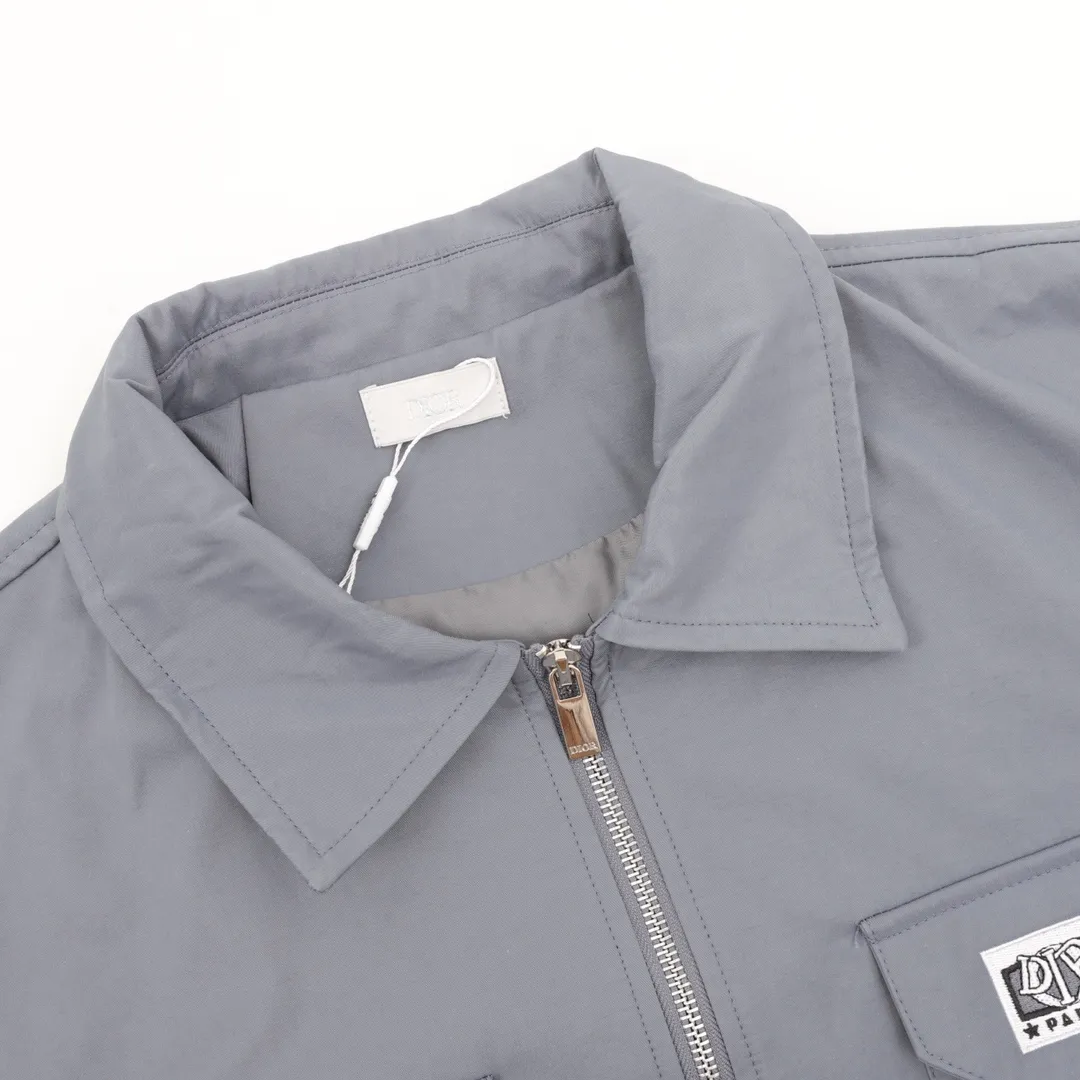 🅿️550 DIOR/Dior patch logo windbreaker jacket is made of imported raw materials, the placket zipper is custom-made in a unified mold, and the rails are machine-pressed with imported environmentally friendly materials. After the lower corner rope is woven, the core dyeing technology is used to achieve the final dyeing effect. After pattern development and pattern making, computer intelligent cutting is used to increase work efficiency while ensuring the integrity of the pattern. The upper body effect is restored consistently! Street-exploding artifact OOTD outfit is amazing. The color is very correct, very eye-catching, simple, clean and extremely fashionable! size：XS-L