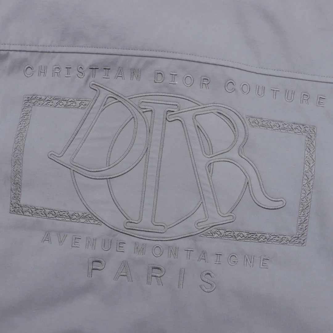 🅿️550 DIOR/Dior patch logo windbreaker jacket is made of imported raw materials, the placket zipper is custom-made in a unified mold, and the rails are machine-pressed with imported environmentally friendly materials. After the lower corner rope is woven, the core dyeing technology is used to achieve the final dyeing effect. After pattern development and pattern making, computer intelligent cutting is used to increase work efficiency while ensuring the integrity of the pattern. The upper body effect is restored consistently! Street-exploding artifact OOTD outfit is amazing. The color is very correct, very eye-catching, simple, clean and extremely fashionable! size：XS-L