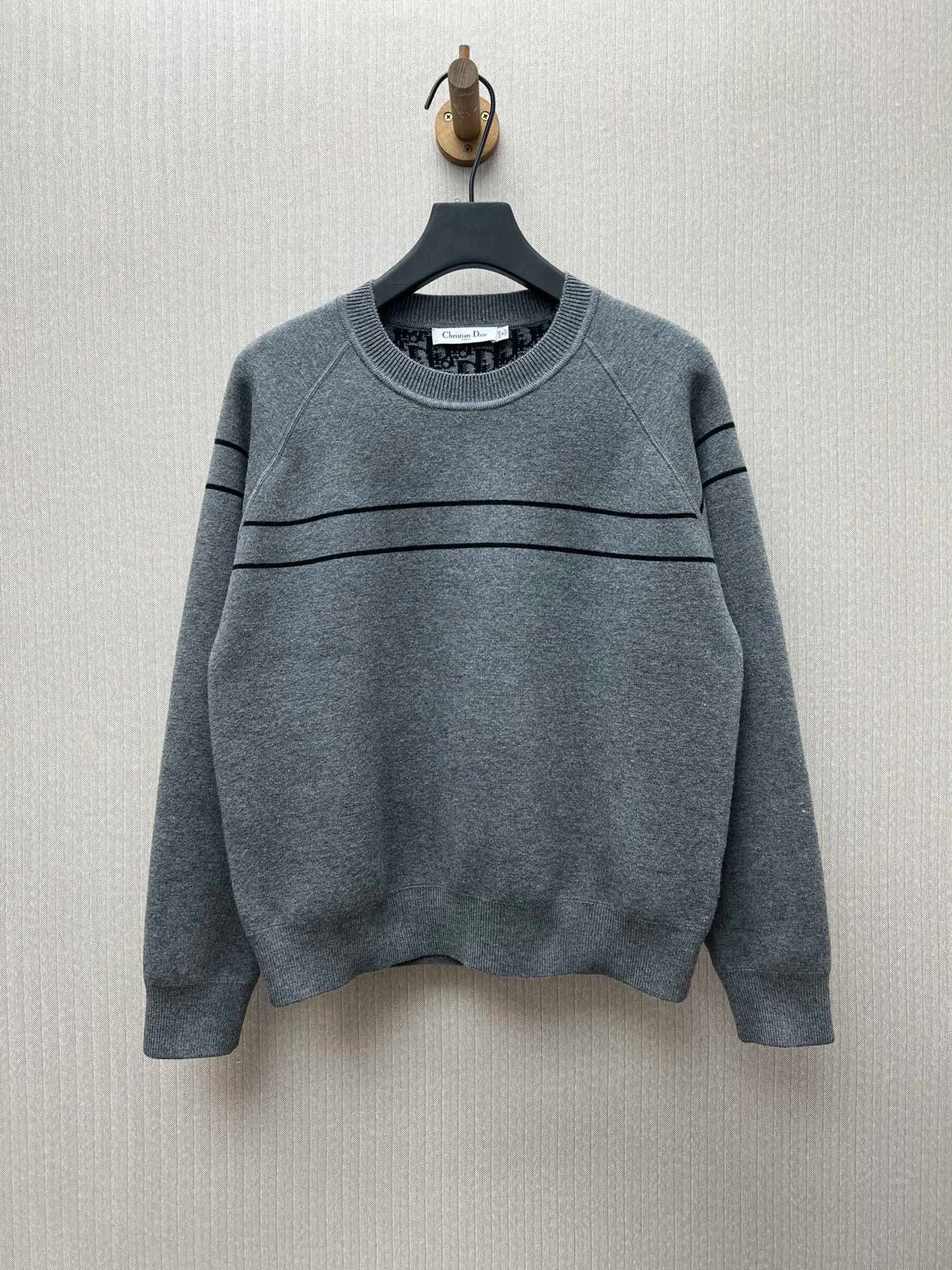 🅿️560 Dior 25ss new double-sided round neck knitted blouse. Crafted from cashmere-blend jersey with a ribbed hem and cuffs. One side is dark gray and the other side features the classic Oblique print. Christian Dior signature strip pattern on the back. Double-sided design, one side is solid color and the other side is decorated with patterns, which can be matched with different styles of looks. Size: S.M.L.XL.
