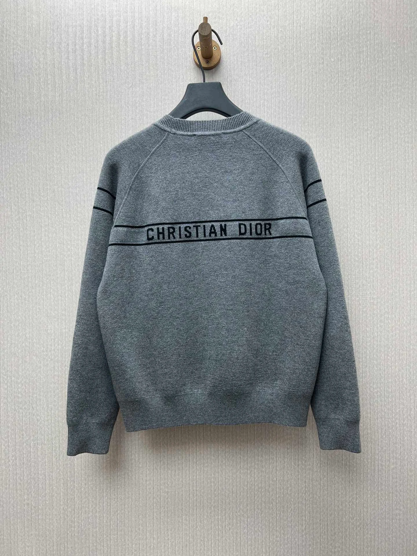 🅿️560 Dior 25ss new double-sided round neck knitted blouse. Crafted from cashmere-blend jersey with a ribbed hem and cuffs. One side is dark gray and the other side features the classic Oblique print. Christian Dior signature strip pattern on the back. Double-sided design, one side is solid color and the other side is decorated with patterns, which can be matched with different styles of looks. Size: S.M.L.XL.