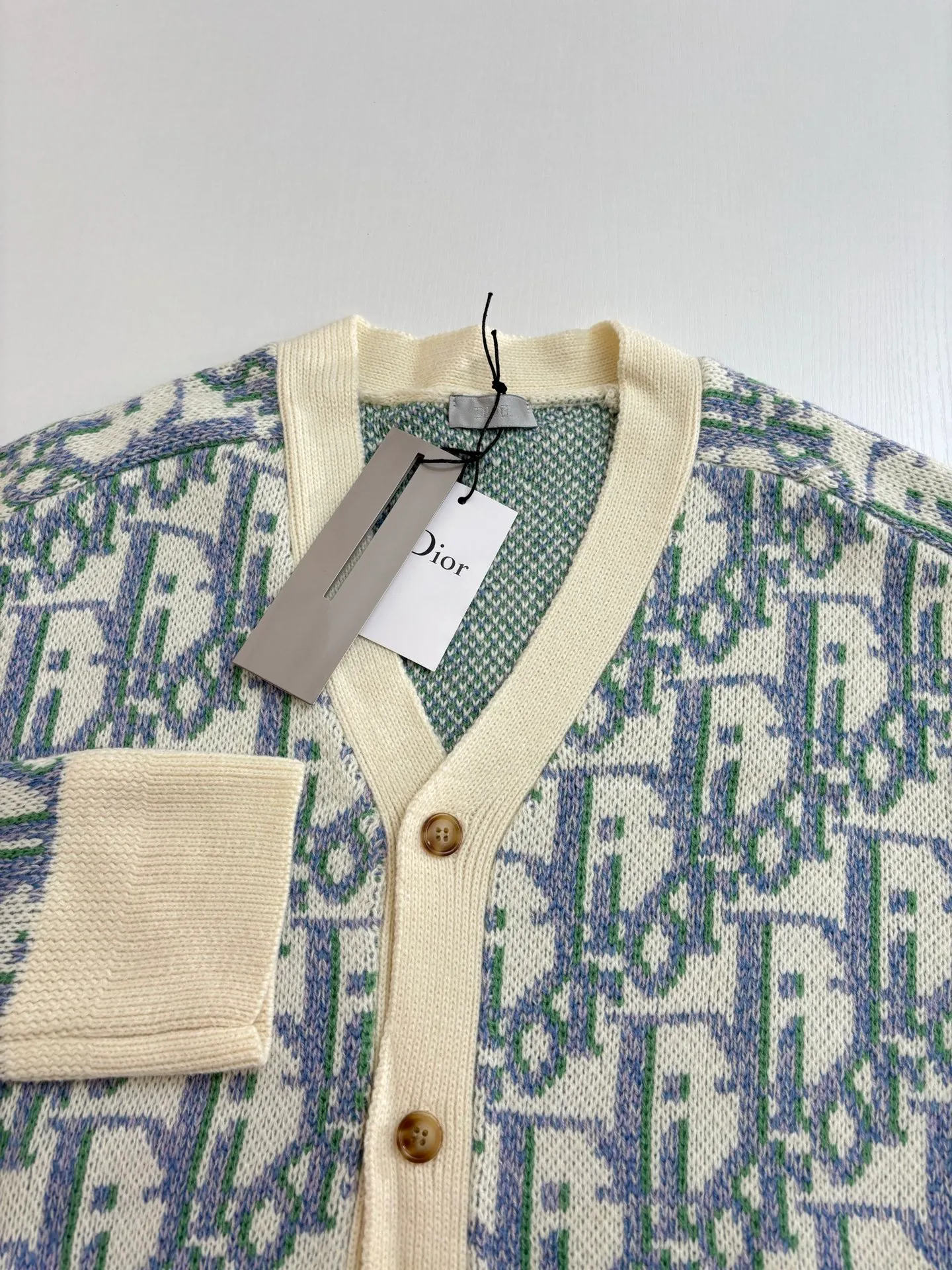 🅿️460 Dio*/Dior 25FW all-over printed jacquard cardigan sweater The dyed yarn is made of 80% cashmere and 20% wool blended three-yarn yarns, twisted into strands, and the jacquard part is made of yarns of various colors. It is made of imported German Stoll fabrics. The imported 7-needle jacquard craft yarn is clear and textured. There are obvious wool fibers on the surface. The special hemless design perfectly matches the macaron color upper body. The whole body is jacquard. Every letter is counterpointed. The buttons are made of natural open molded horn buttons. Size: S/M/L