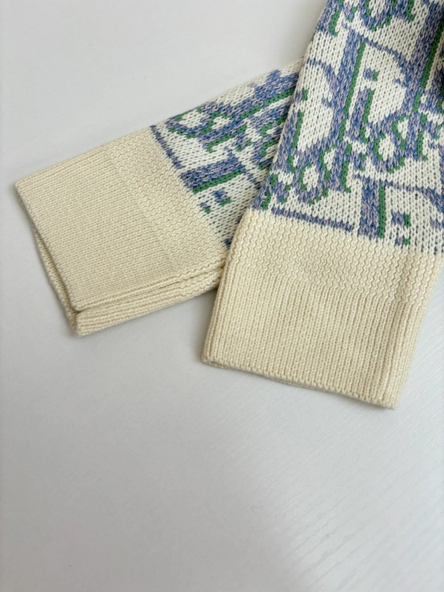 🅿️460 Dio*/Dior 25FW all-over printed jacquard cardigan sweater The dyed yarn is made of 80% cashmere and 20% wool blended three-yarn yarns, twisted into strands, and the jacquard part is made of yarns of various colors. It is made of imported German Stoll fabrics. The imported 7-needle jacquard craft yarn is clear and textured. There are obvious wool fibers on the surface. The special hemless design perfectly matches the macaron color upper body. The whole body is jacquard. Every letter is counterpointed. The buttons are made of natural open molded horn buttons. Size: S/M/L