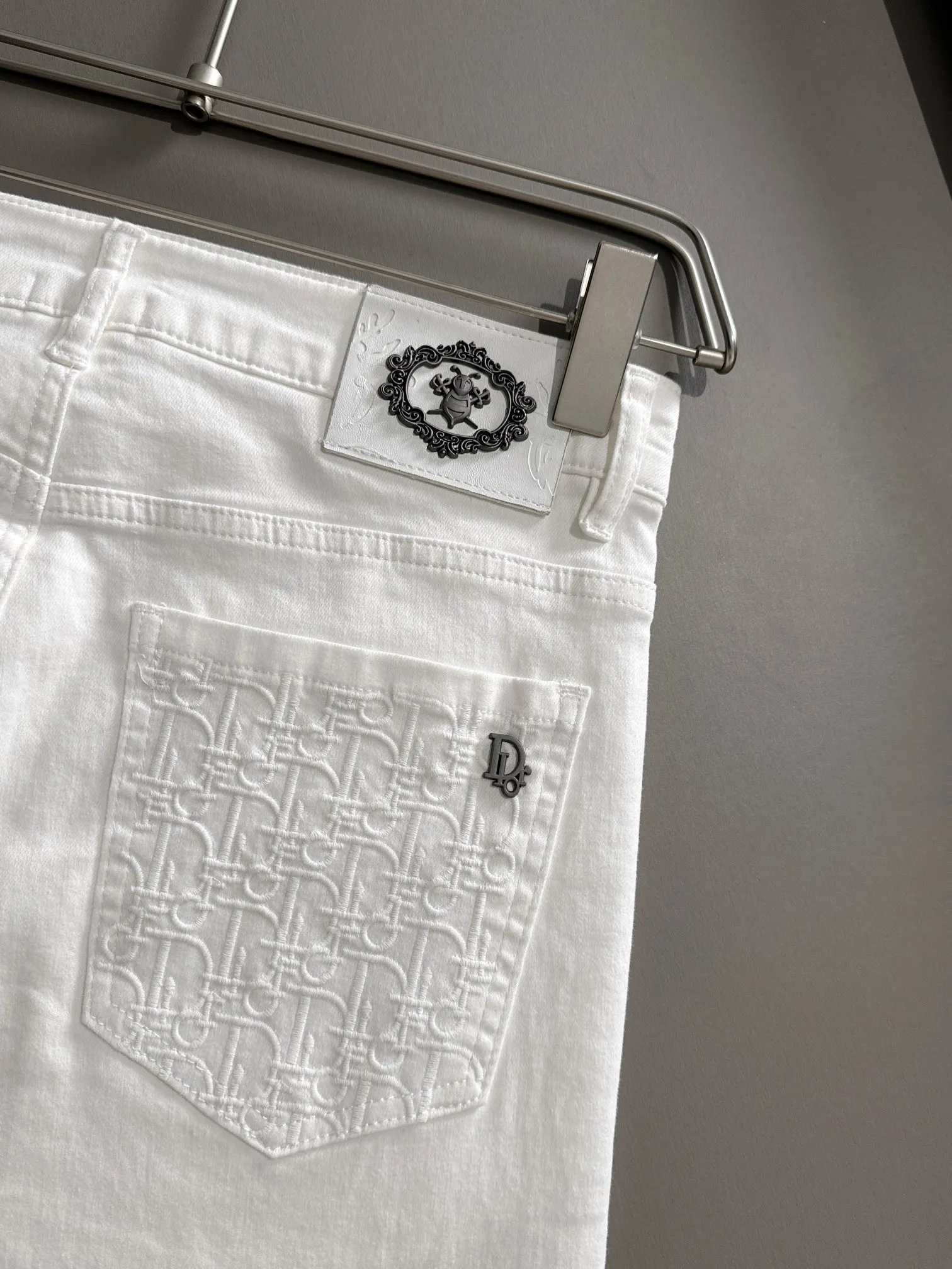 🅿️340 Dior's new 2025 four-season embroidered pocket slim-fit jeans trousers are produced using imported Japanese Denim plain cotton denim fabrics, complete with three labels, simple yet elegant, soft, delicate and comfortable, and versatile and fashionable on the upper body! Light luxury, a must-have item for daily commuting! Color: Black White Size: 28-40 (please state your height and weight when placing an order)