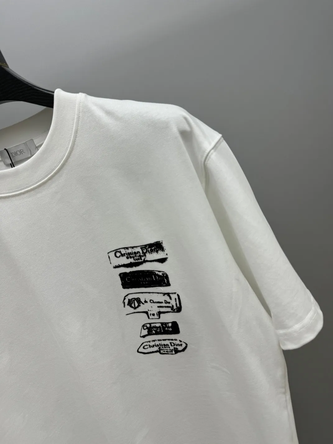🅿️210 (top version, differentiated currency) will not be taken off the shelves all year round, sell with confidence. Style: Dior/DIO.R short-sleeved T-shirt. Fabric: 300g double yarn 100% cotton. Rib: 320g heavy Sorona 1*1 trendy brand. Craftsmanship: Velvet logo. Color: White. Black. Size: XS S M L. No gender distinction. Same style for men and women.