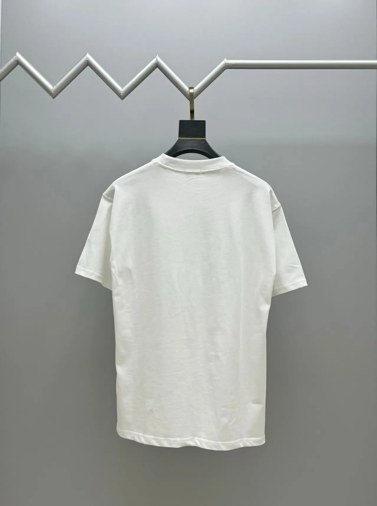 🅿️210 (top version, differentiated currency) will not be taken off the shelves all year round, sell with confidence. Style: Dior/DIO.R short-sleeved T-shirt. Fabric: 300g double yarn 100% cotton. Rib: 320g heavy Sorona 1*1 trendy brand. Craftsmanship: Velvet logo. Color: White. Black. Size: XS S M L. No gender distinction. Same style for men and women.