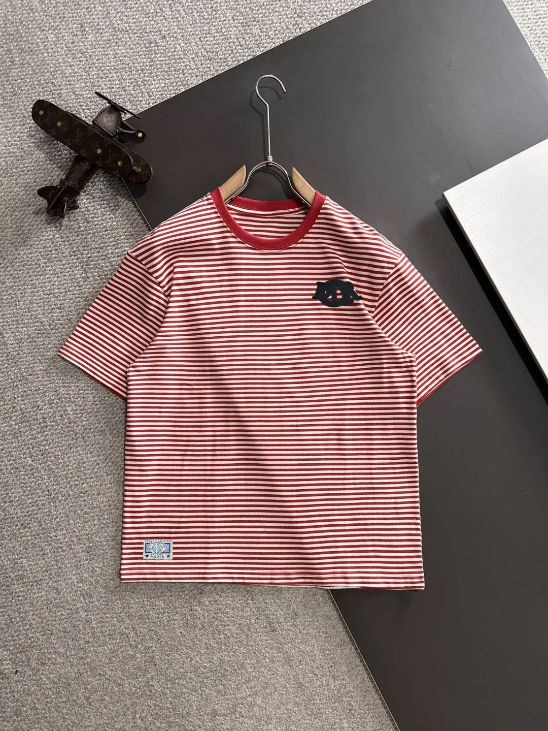 🅿️270 Shipped next day Dior 2025 early spring new style (top quality, differentiated currency) The launch of striped fabric short sleeves Early spring catwalk style Personalized and exclusive style Same style for men and women Made of imported custom dyed fabric Back collar chain bottom full shoulder coverage No deformation or shrinkage when exposed to water SIZE: M to 3XL
