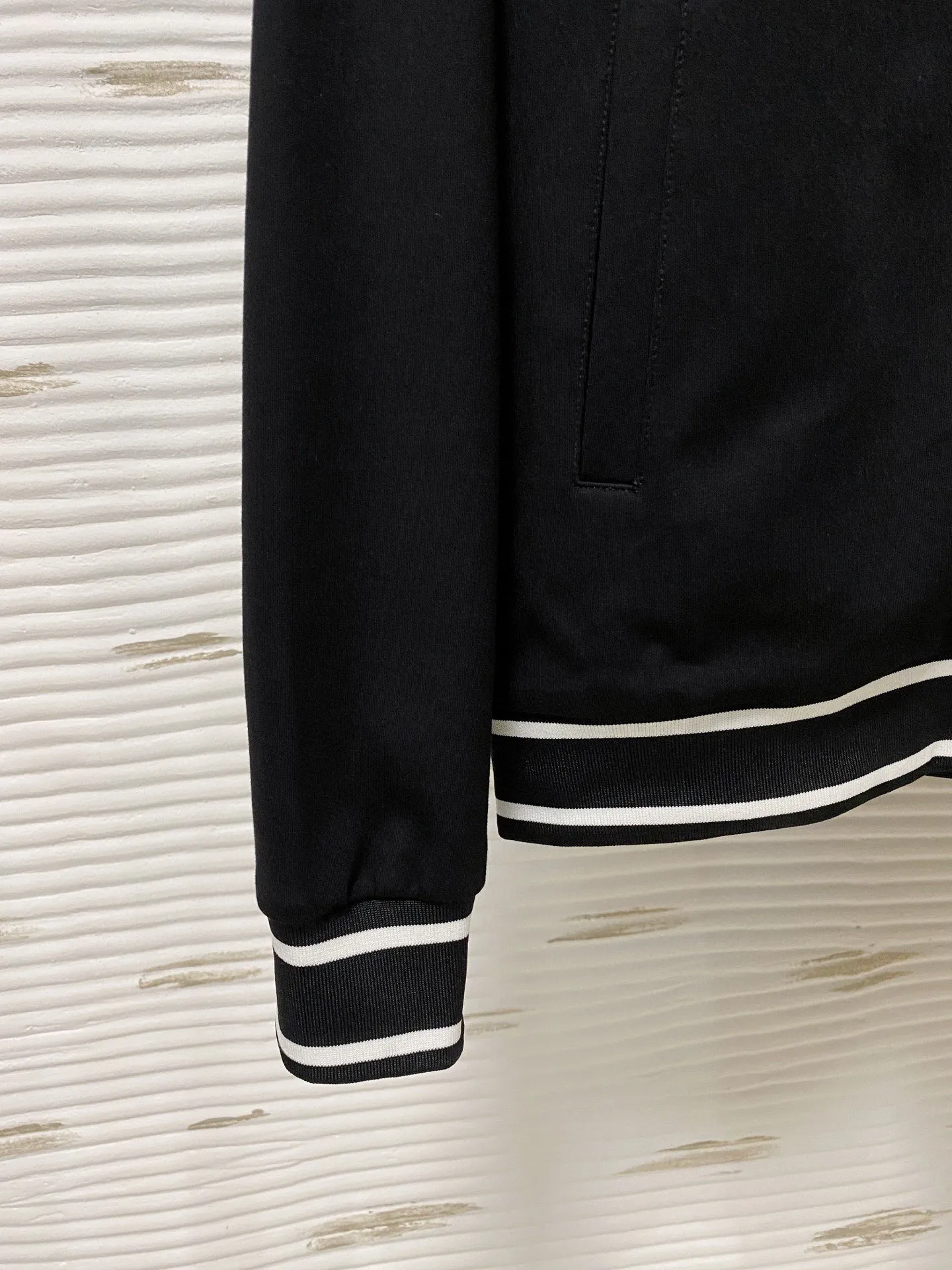 🅿️720 [DIOR Dior] Hot-selling suit is coming. Focus on the original version of the official website. 2025 new hot-selling cardigan and sweatshirt suit. The original order is the best 🇭🇰. It is the meticulous work of top designers for a fitting and perfect upper body effect. All-natural high-quality Tencel Roman cotton 100%, close-fitting comfort, noble and elegant! Original hardware embodies elegance and nobility! Counter size: M-3XL (maximum wear up to 190 pounds)
