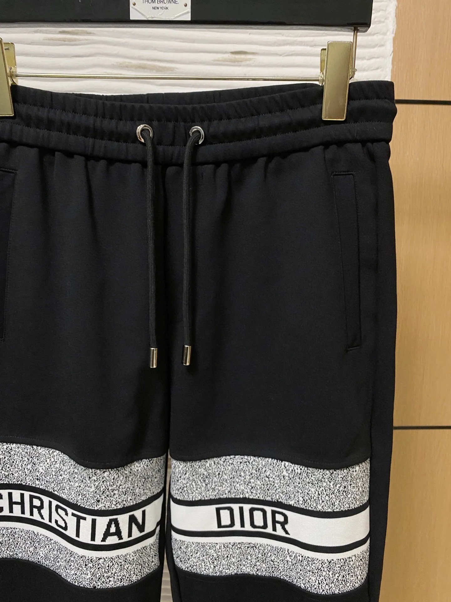 🅿️720 [DIOR Dior] Hot-selling suit is coming. Focus on the original version of the official website. 2025 new hot-selling cardigan and sweatshirt suit. The original order is the best 🇭🇰. It is the meticulous work of top designers for a fitting and perfect upper body effect. All-natural high-quality Tencel Roman cotton 100%, close-fitting comfort, noble and elegant! Original hardware embodies elegance and nobility! Counter size: M-3XL (maximum wear up to 190 pounds)