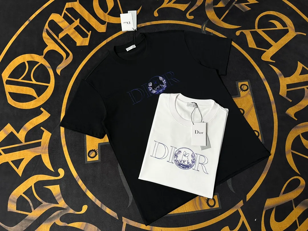 🅿️200 Exquisite upgrade of DiorLOGO, inspired by the retro of the 1980s. Original fabric. Official same style. Short-sleeved T-shirt. Customized fabric. Fabric dyed in the same vat. Very comfortable to touch. Latest brick cabinet synchronization for spring and summer. Fashionable and personalized. Super versatile. Loose version is very suitable for both men and women. A must-have for everyone. Hang tag. Collar label. Washed wheat. Complete with three labels. Color: black white.
