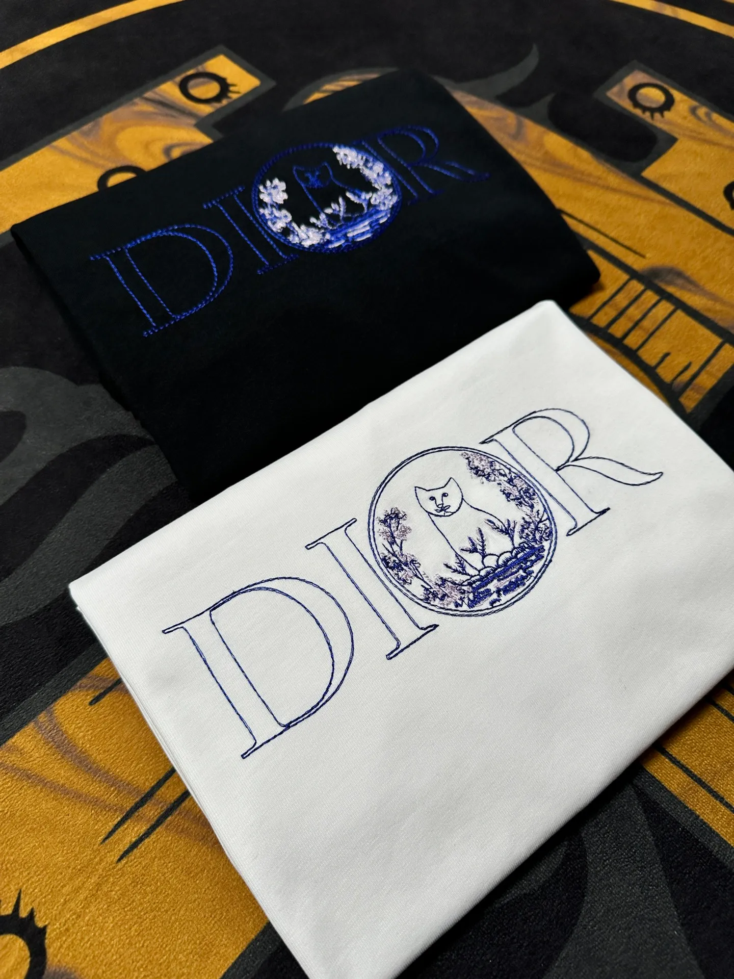 🅿️200 Exquisite upgrade of DiorLOGO, inspired by the retro of the 1980s. Original fabric. Official same style. Short-sleeved T-shirt. Customized fabric. Fabric dyed in the same vat. Very comfortable to touch. Latest brick cabinet synchronization for spring and summer. Fashionable and personalized. Super versatile. Loose version is very suitable for both men and women. A must-have for everyone. Hang tag. Collar label. Washed wheat. Complete with three labels. Color: black white.