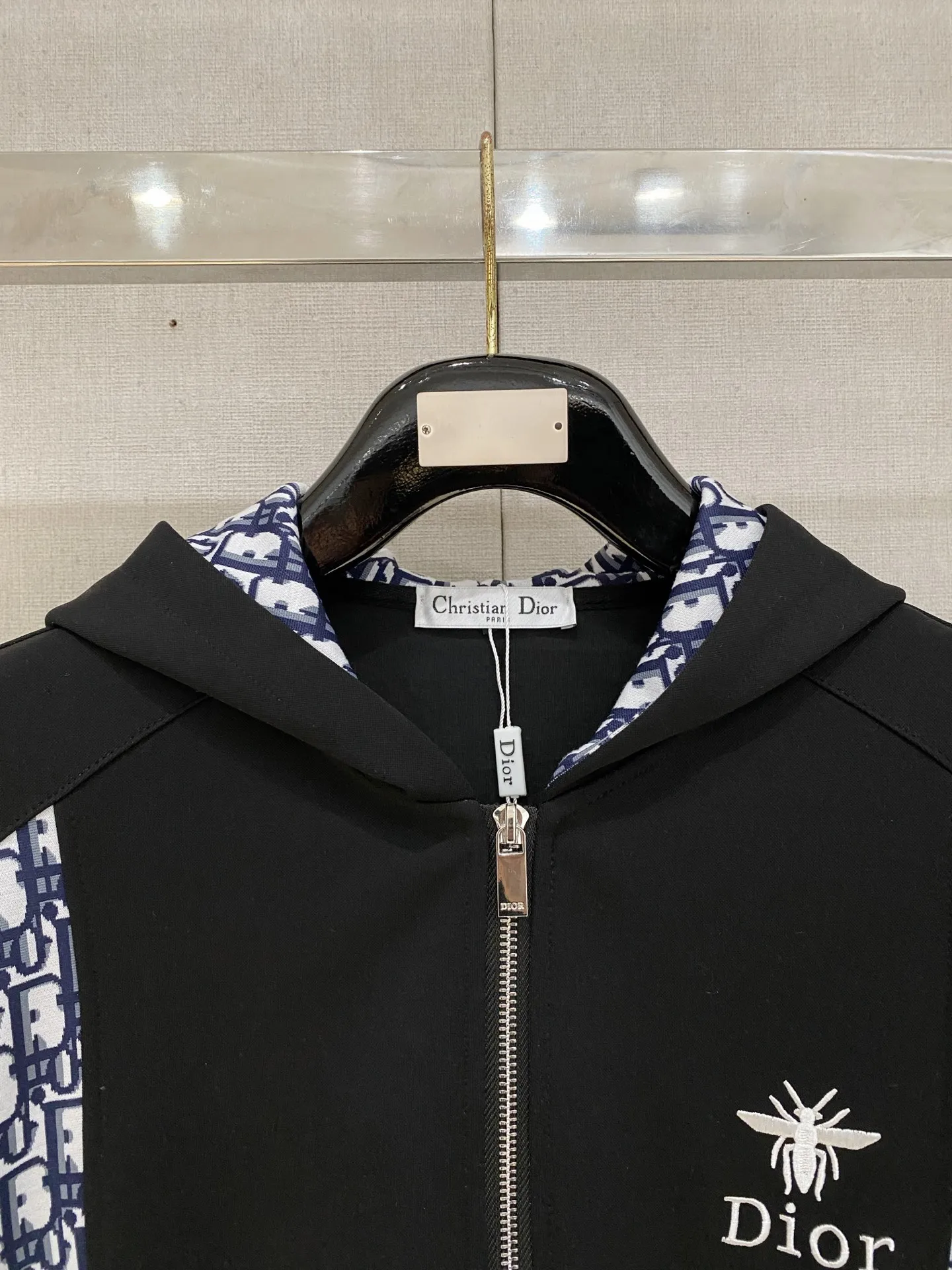 🅿️720 Dior hot-selling suit is coming. Focus on the original version of the official website. 2025 new hot-selling cardigan suit. The original order is the best. 🇭🇰The meticulous work of top designers. It has a fitting and perfect upper body effect. All-natural high-quality Tencel Roman cotton 100%, close-fitting comfort, noble and elegant! Original hardware embodies elegance and nobility! Counter size: M-3XL (maximum wear up to 190 pounds)