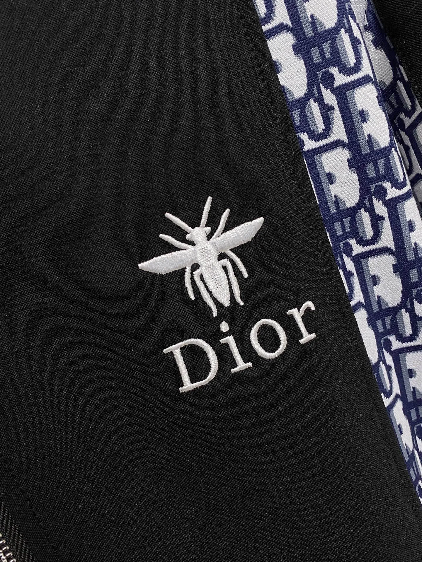 🅿️720 Dior hot-selling suit is coming. Focus on the original version of the official website. 2025 new hot-selling cardigan suit. The original order is the best. 🇭🇰The meticulous work of top designers. It has a fitting and perfect upper body effect. All-natural high-quality Tencel Roman cotton 100%, close-fitting comfort, noble and elegant! Original hardware embodies elegance and nobility! Counter size: M-3XL (maximum wear up to 190 pounds)