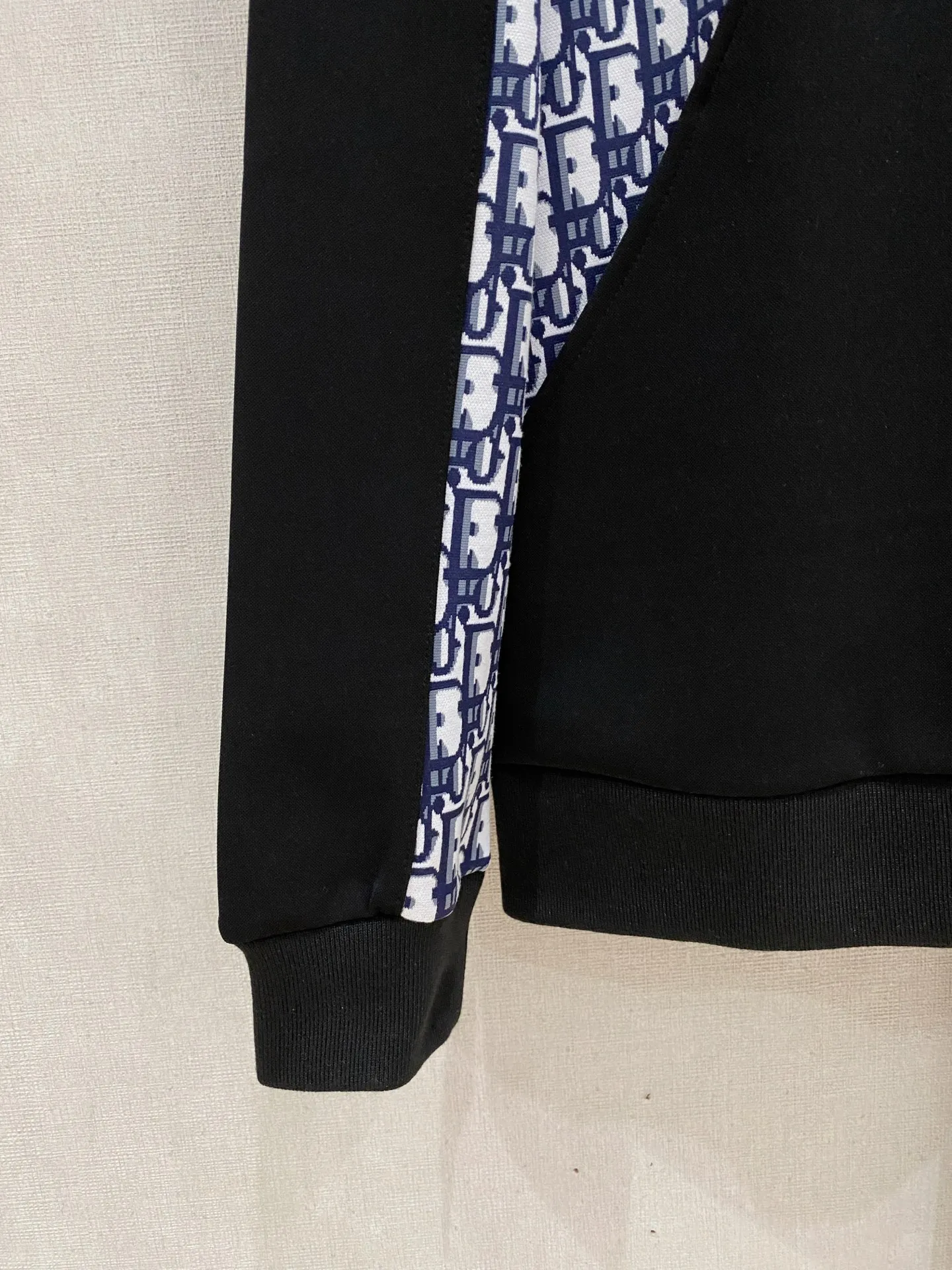 🅿️720 Dior hot-selling suit is coming. Focus on the original version of the official website. 2025 new hot-selling cardigan suit. The original order is the best. 🇭🇰The meticulous work of top designers. It has a fitting and perfect upper body effect. All-natural high-quality Tencel Roman cotton 100%, close-fitting comfort, noble and elegant! Original hardware embodies elegance and nobility! Counter size: M-3XL (maximum wear up to 190 pounds)