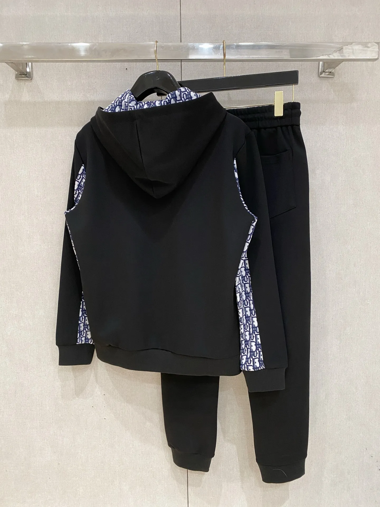 🅿️720 Dior hot-selling suit is coming. Focus on the original version of the official website. 2025 new hot-selling cardigan suit. The original order is the best. 🇭🇰The meticulous work of top designers. It has a fitting and perfect upper body effect. All-natural high-quality Tencel Roman cotton 100%, close-fitting comfort, noble and elegant! Original hardware embodies elegance and nobility! Counter size: M-3XL (maximum wear up to 190 pounds)