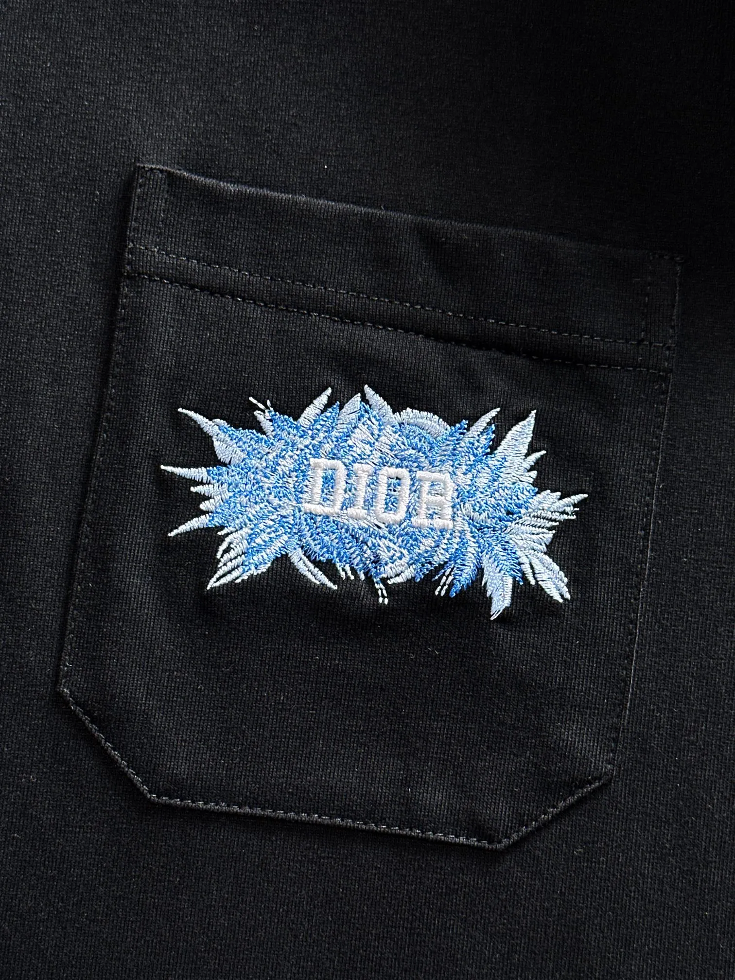 🅿️190 (arrives the next day) Dior 2025 new style pocket flower embroidered letter logo, same style for men and women, short-sleeved T-shirt ·Customized 260g 100% double yarn pure cotton fabric ·Design dyed 32 counts double-strand thread ·Collar label, hangtag, main mark and three labels complete Color: black Size: XS S M L