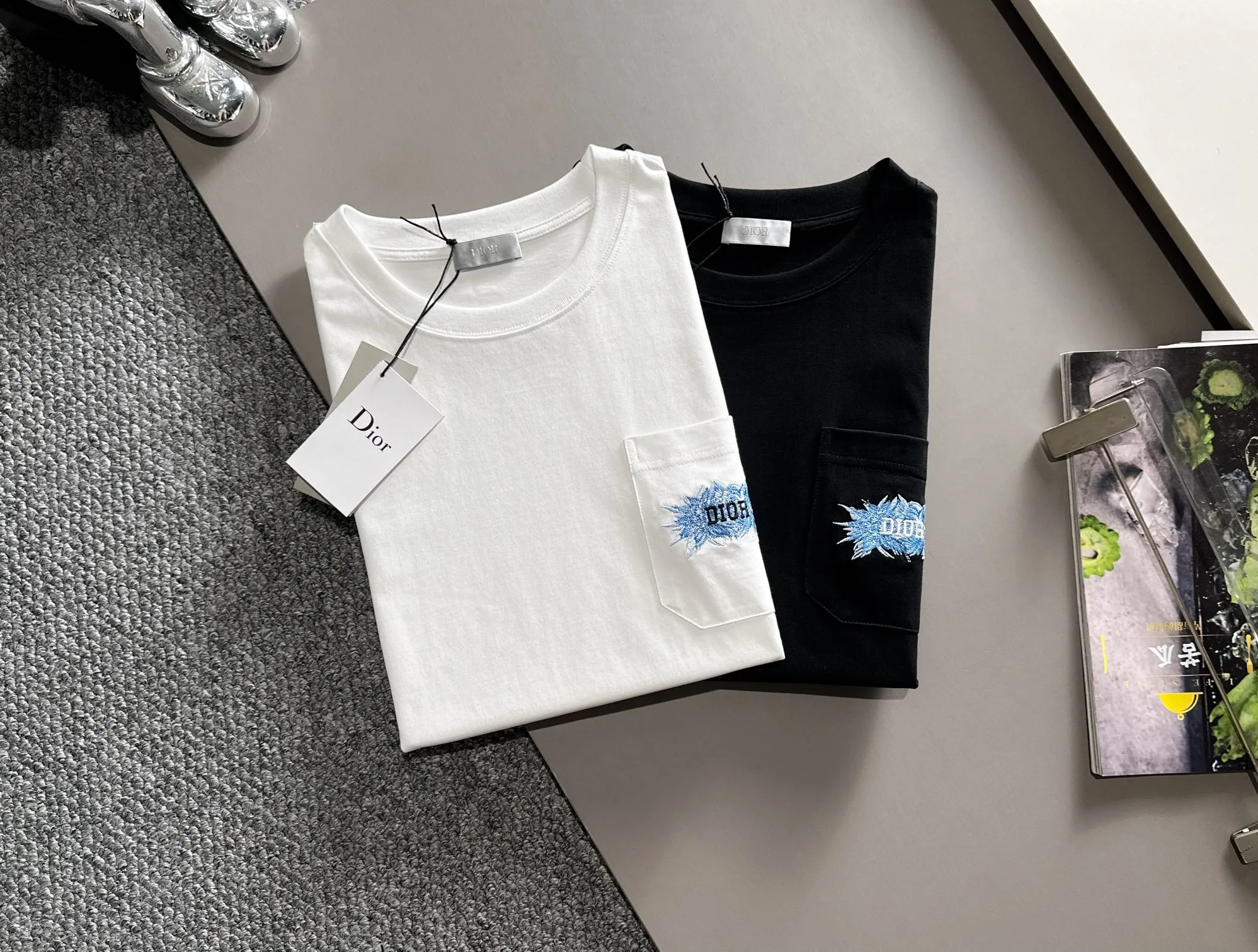 🅿️190 (arrives the next day) Dior 2025 new style pocket flower embroidered letter logo, same style for men and women, short-sleeved T-shirt ·Customized 260g 100% double yarn pure cotton fabric ·Design dyed 32 counts double-strand thread ·Collar label, hangtag, main mark and three labels complete Color: black Size: XS S M L