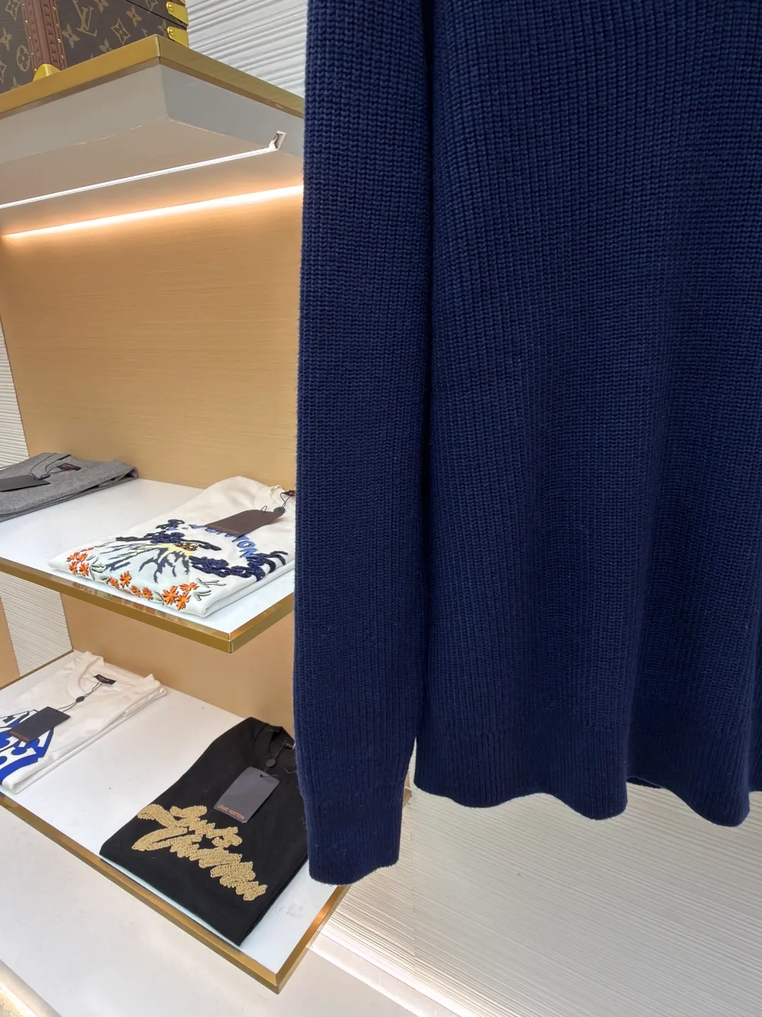 PRADA Triangle logo seagull collar knitted sweater ●Item number: 1681465-A75 ●Material: 100% cotton ●Technology: knitting ●Color: navy ●Version: fitted version ●Weight: about 840 grams ●Size: S-M-L-XL ●Description: This sweater uses Polo collar knitting technology, with a crisp and stylish neckline, blending casualness and sophistication. Using thick needle texture weaving technology, the body texture is clear and rich in texture, creating a retro and simple style. In terms of details, the precise splicing process of the collar and placket ensures neat and natural stitching, ensuring the neatness of the silhouette; the rib knitting process of the cuffs and hem has moderate elasticity, which not only fits the body shape but also enhances the comfort of wearing. Made of high-quality knitted fabric and finely woven, it is skin-friendly, breathable and has a crisp silhouette. From the design of the neckline to the presentation of texture, every craftsmanship reflects the pursuit of classic styles and delicate workmanship. It is a knitted item that combines daily practicality with style. The overall wiring is straight and delicate, the fabric is comfortable and soft, and the color is consistent without color difference. It can be matched with the same style to create a fashionable look and control various occasions. Customized accessories, complete with three standards, same style for men and women!