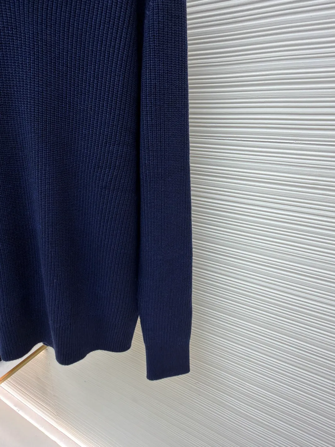 PRADA Triangle logo seagull collar knitted sweater ●Item number: 1681465-A75 ●Material: 100% cotton ●Technology: knitting ●Color: navy ●Version: fitted version ●Weight: about 840 grams ●Size: S-M-L-XL ●Description: This sweater uses Polo collar knitting technology, with a crisp and stylish neckline, blending casualness and sophistication. Using thick needle texture weaving technology, the body texture is clear and rich in texture, creating a retro and simple style. In terms of details, the precise splicing process of the collar and placket ensures neat and natural stitching, ensuring the neatness of the silhouette; the rib knitting process of the cuffs and hem has moderate elasticity, which not only fits the body shape but also enhances the comfort of wearing. Made of high-quality knitted fabric and finely woven, it is skin-friendly, breathable and has a crisp silhouette. From the design of the neckline to the presentation of texture, every craftsmanship reflects the pursuit of classic styles and delicate workmanship. It is a knitted item that combines daily practicality with style. The overall wiring is straight and delicate, the fabric is comfortable and soft, and the color is consistent without color difference. It can be matched with the same style to create a fashionable look and control various occasions. Customized accessories, complete with three standards, same style for men and women!