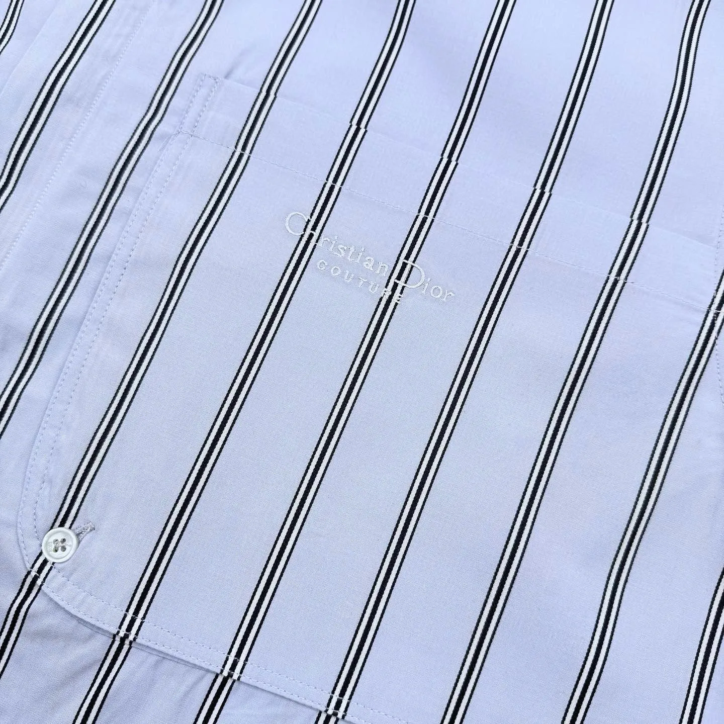 🅿️440 [Exclusive supply] CD slogan embroidered striped long-sleeved shirt. Original purchase and development of 15,500. The fabric is made of customized Yayun brocade striped cotton. The minimum order quantity is 3000 meters. It can also be made into ready-made clothes starting from 1500 pieces. The stripes are clear, the color is bright, delicate and soft. The chest pockets are decorated with Christian Dior Couture embroidery. The blue stripes are used as the main tone. The stripes are static. The unique arrangement and distribution creates a flowing visual patchwork. The unique design of swallowtail style enriches the dressing style. Dynamic and energetic. Fresh and elegant. Breaks the restraint and rigidity of traditional shirts. Interprets the perfect fusion of art and trend, using imported machine embroidery technology. Uses advanced computer control systems and precision mechanical components to realize Christian Dior Couture embroidery operations with high precision. The lines are smooth and delicate, and ergonomic three-dimensional counter-position cutting ensures precise alignment between lines. Return to traditional craft techniques through segmentation. The technical techniques of folding, shrinking and stretching are complicated and cumbersome, slow in aging and high in loss. High-temperature presses are used for the ironing positions. Through the synergistic effect of the heating plate and the pressure roller, high temperature and pressure are applied to the fabric to make the surface of the fabric smooth and crisp, wear-resistant and washable. Size:39/40/41/42