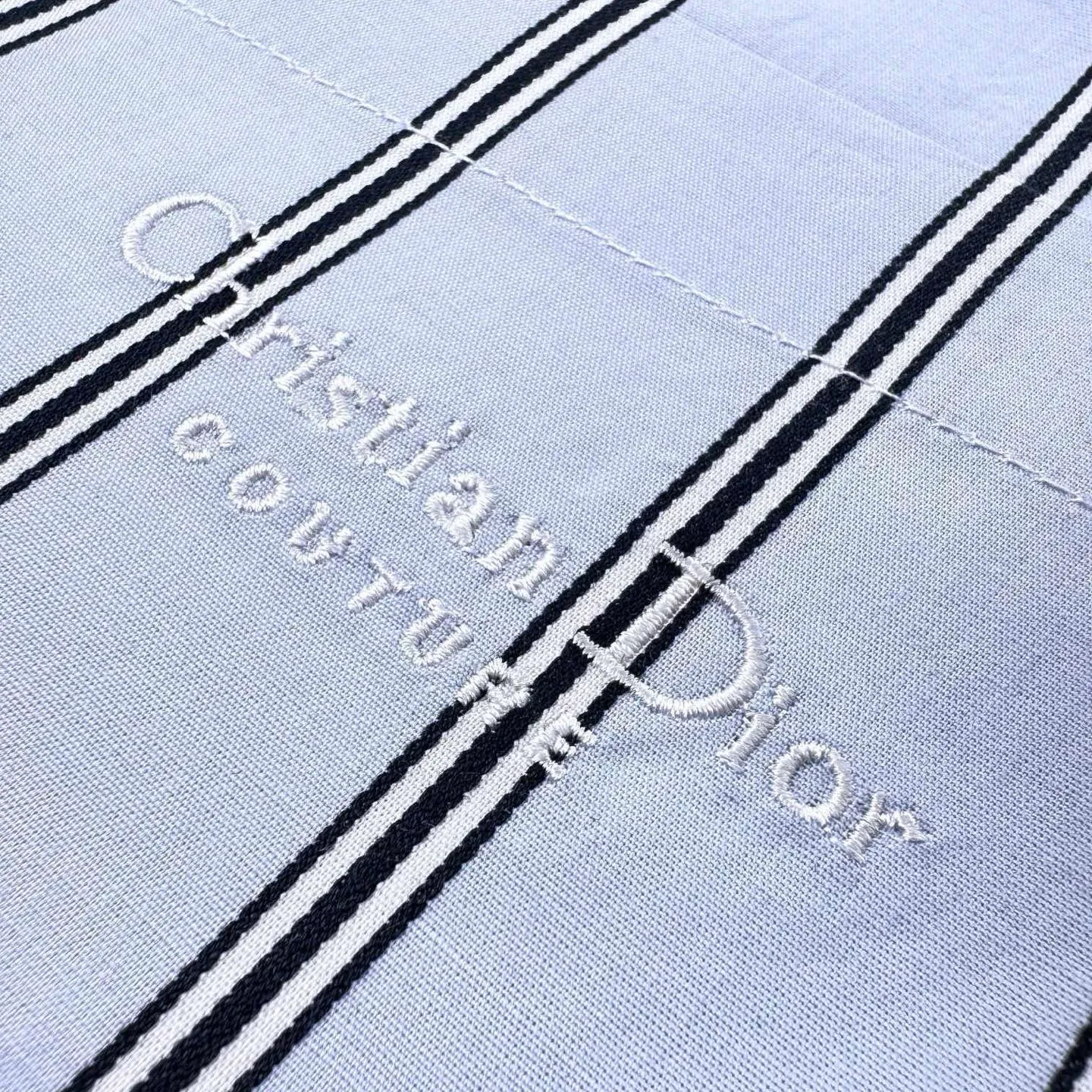 🅿️440 [Exclusive supply] CD slogan embroidered striped long-sleeved shirt. Original purchase and development of 15,500. The fabric is made of customized Yayun brocade striped cotton. The minimum order quantity is 3000 meters. It can also be made into ready-made clothes starting from 1500 pieces. The stripes are clear, the color is bright, delicate and soft. The chest pockets are decorated with Christian Dior Couture embroidery. The blue stripes are used as the main tone. The stripes are static. The unique arrangement and distribution creates a flowing visual patchwork. The unique design of swallowtail style enriches the dressing style. Dynamic and energetic. Fresh and elegant. Breaks the restraint and rigidity of traditional shirts. Interprets the perfect fusion of art and trend, using imported machine embroidery technology. Uses advanced computer control systems and precision mechanical components to realize Christian Dior Couture embroidery operations with high precision. The lines are smooth and delicate, and ergonomic three-dimensional counter-position cutting ensures precise alignment between lines. Return to traditional craft techniques through segmentation. The technical techniques of folding, shrinking and stretching are complicated and cumbersome, slow in aging and high in loss. High-temperature presses are used for the ironing positions. Through the synergistic effect of the heating plate and the pressure roller, high temperature and pressure are applied to the fabric to make the surface of the fabric smooth and crisp, wear-resistant and washable. Size:39/40/41/42