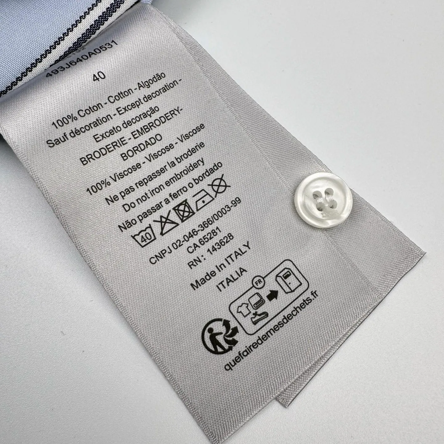 🅿️440 [Exclusive supply] CD slogan embroidered striped long-sleeved shirt. Original purchase and development of 15,500. The fabric is made of customized Yayun brocade striped cotton. The minimum order quantity is 3000 meters. It can also be made into ready-made clothes starting from 1500 pieces. The stripes are clear, the color is bright, delicate and soft. The chest pockets are decorated with Christian Dior Couture embroidery. The blue stripes are used as the main tone. The stripes are static. The unique arrangement and distribution creates a flowing visual patchwork. The unique design of swallowtail style enriches the dressing style. Dynamic and energetic. Fresh and elegant. Breaks the restraint and rigidity of traditional shirts. Interprets the perfect fusion of art and trend, using imported machine embroidery technology. Uses advanced computer control systems and precision mechanical components to realize Christian Dior Couture embroidery operations with high precision. The lines are smooth and delicate, and ergonomic three-dimensional counter-position cutting ensures precise alignment between lines. Return to traditional craft techniques through segmentation. The technical techniques of folding, shrinking and stretching are complicated and cumbersome, slow in aging and high in loss. High-temperature presses are used for the ironing positions. Through the synergistic effect of the heating plate and the pressure roller, high temperature and pressure are applied to the fabric to make the surface of the fabric smooth and crisp, wear-resistant and washable. Size:39/40/41/42