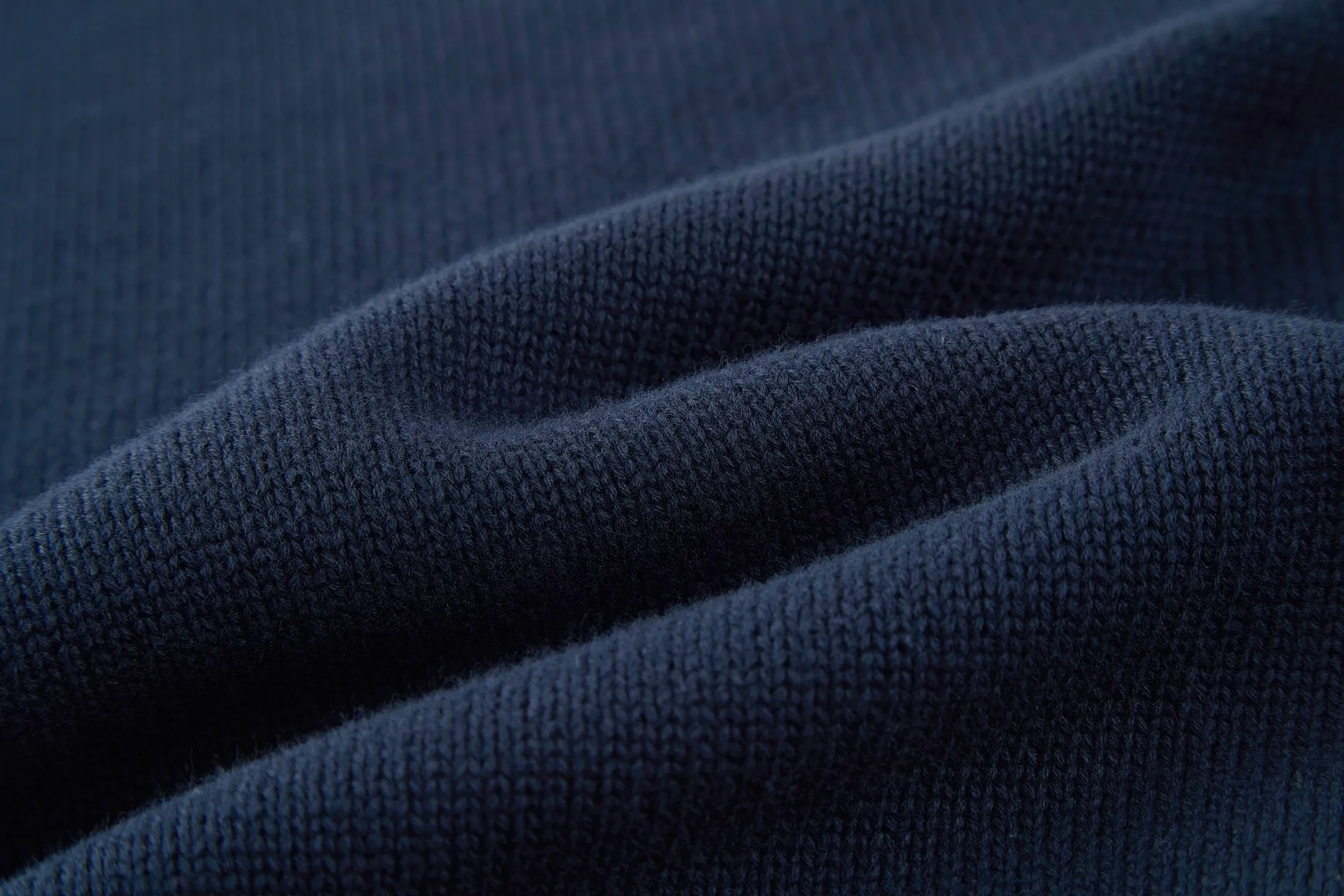 🅿️430 (1:1 original order quality) Dior's new embroidered knitted pullover round neck sweater. Fabric: Made of 16-count single yarn fabric. This fabric is woven from blended cotton yarn. When paired with a 7-needle machine, the garment effect will be more three-dimensional.  Craftsmanship: The embroidery uses 3D three-dimensional cotton thread embroidery. The embroidery craft density is high and the number of stitches is high enough not to catch hair, and the upper body effect is more high-end.  This sweater displays the Dior For My Real Friends logo from the DIOR AND HYLTON NEL collaboration. Crafted from blue cotton-blend jersey, it has a regular fit with ribbed details and embroidery on the chest for added style. Pair it with a variety of casual looks this season. DIOR AND HYLTON NEL collaboration Dior For My Real Friends logo embroidered on the chest Ribbed crew neck, hem and cuffs Men's and women's Color: Blue/White Size: S M L
