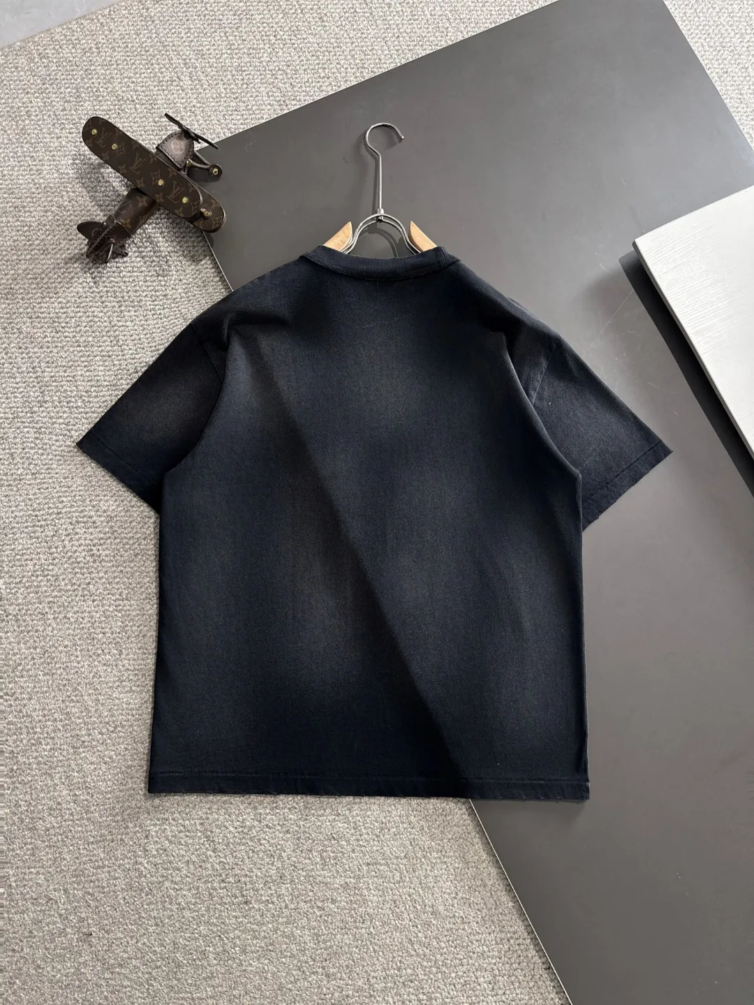 🅿️270 shipped next day. High quality DIOR Dior 2025 spring and summer new men's batik washed short-sleeved T-shirt. Made of combed heavy weight washed double yarn fabric. The high-strength fabric feels full of weight when weighed. The upper body is also more textured than ordinary T-shirts and is not easy to deform. This texture can cope with the weather. It is sweat-absorbent and breathable, suitable for both hot and cold! Perfectly produced with reference to the original stitch and stitch! Loose fit design, looks noble. Sizes: S to XXL