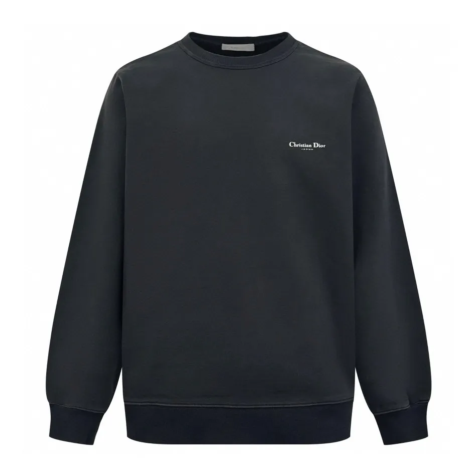 🅿️370 [Exclusive supply] CD Shutter Portrait Printed Round Neck Sweatshirt. The original purchase was 12,500 and developed. The fabric is made of custom-dyed dark elegant double-ply cotton velvet material. It has excellent texture and is comfortable and close to the skin. It is laid out in a deep and advanced gray tone. The chest is decorated with Christian Dior Couture prints. The simple posture shows unique charm. It complements the text "Intriguing is Your Dior" on the back panel. It is a very beautiful picture. The retro-style portrait pattern of the 1980s comes into view. The picture of the character peeking out from between the stripes is very visually impactful. With the unique publicity and unruliness of that era, it becomes the focus of attention and uses glue printing. The chest printing has been modified three times by the film screen. The pattern is printed on the fabric using glue liquid paint. The fabric is baked to fix the printing pattern and printed using digital direct injection technology. Analyze the original typesetting by machine. Convert the pattern information into a digital signal. Inject the dye directly onto the surface of the fabric to achieve a high-resolution printing effect with clear details. The color is natural, and the fabrics have been washed, so the hand feel and texture are better. It is not easy to deform, shrink or fade, and maintains long-term beauty. Size:S/M/L/XL