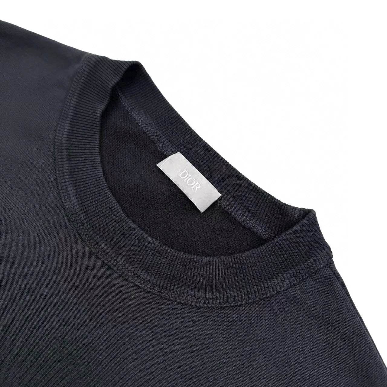 🅿️370 [Exclusive supply] CD Shutter Portrait Printed Round Neck Sweatshirt. The original purchase was 12,500 and developed. The fabric is made of custom-dyed dark elegant double-ply cotton velvet material. It has excellent texture and is comfortable and close to the skin. It is laid out in a deep and advanced gray tone. The chest is decorated with Christian Dior Couture prints. The simple posture shows unique charm. It complements the text "Intriguing is Your Dior" on the back panel. It is a very beautiful picture. The retro-style portrait pattern of the 1980s comes into view. The picture of the character peeking out from between the stripes is very visually impactful. With the unique publicity and unruliness of that era, it becomes the focus of attention and uses glue printing. The chest printing has been modified three times by the film screen. The pattern is printed on the fabric using glue liquid paint. The fabric is baked to fix the printing pattern and printed using digital direct injection technology. Analyze the original typesetting by machine. Convert the pattern information into a digital signal. Inject the dye directly onto the surface of the fabric to achieve a high-resolution printing effect with clear details. The color is natural, and the fabrics have been washed, so the hand feel and texture are better. It is not easy to deform, shrink or fade, and maintains long-term beauty. Size:S/M/L/XL