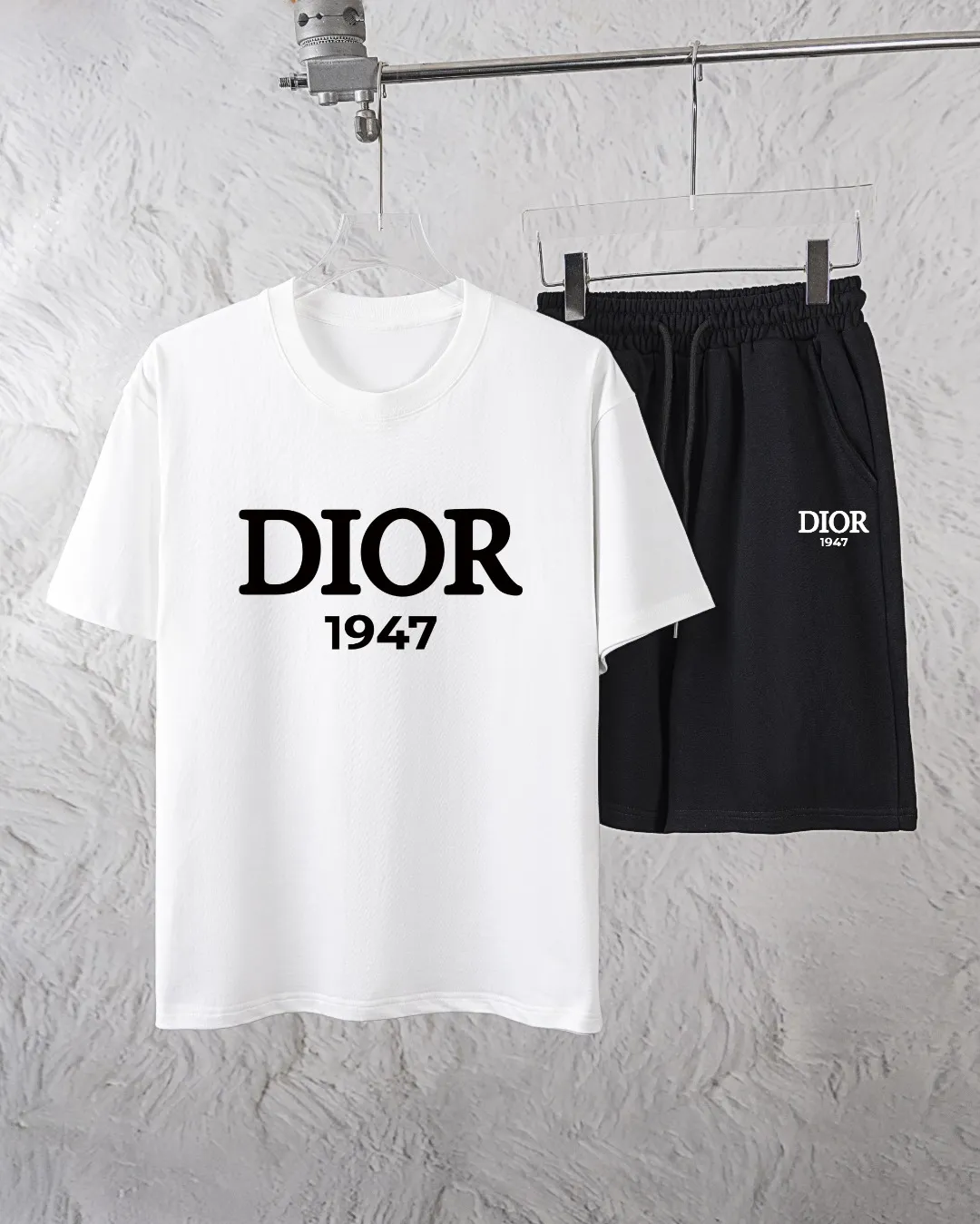 🅿️300 Dior Exclusively supplies the new trendy men’s fashionable round neck short-sleeved shorts suit, trendy and fashionable casual short-sleeved suit! It has high breathability and comfort, impeccable details, and brand element design concept, reflecting high quality. It presents a casual cut and the upper body shape is great! Material: 250g Xinjiang long-staple cotton short sleeves + 360g pure cotton terry shorts Size: S M L Due to manual measurement, there is a deviation of about 1-3CM in size.