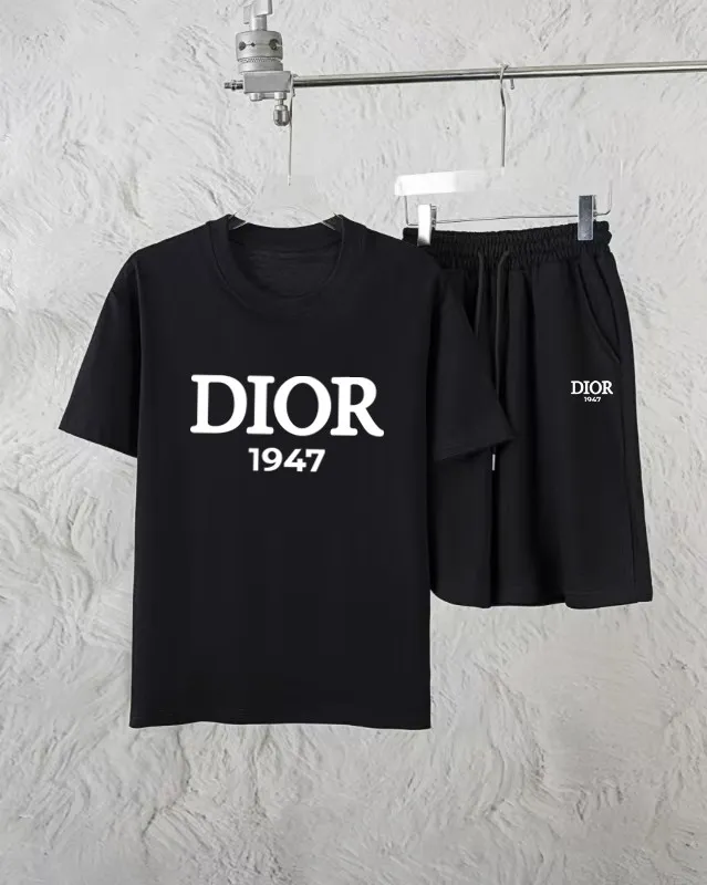🅿️300 Dior Exclusively supplies the new trendy men’s fashionable round neck short-sleeved shorts suit, trendy and fashionable casual short-sleeved suit! It has high breathability and comfort, impeccable details, and brand element design concept, reflecting high quality. It presents a casual cut and the upper body shape is great! Material: 250g Xinjiang long-staple cotton short sleeves + 360g pure cotton terry shorts Size: S M L Due to manual measurement, there is a deviation of about 1-3CM in size.