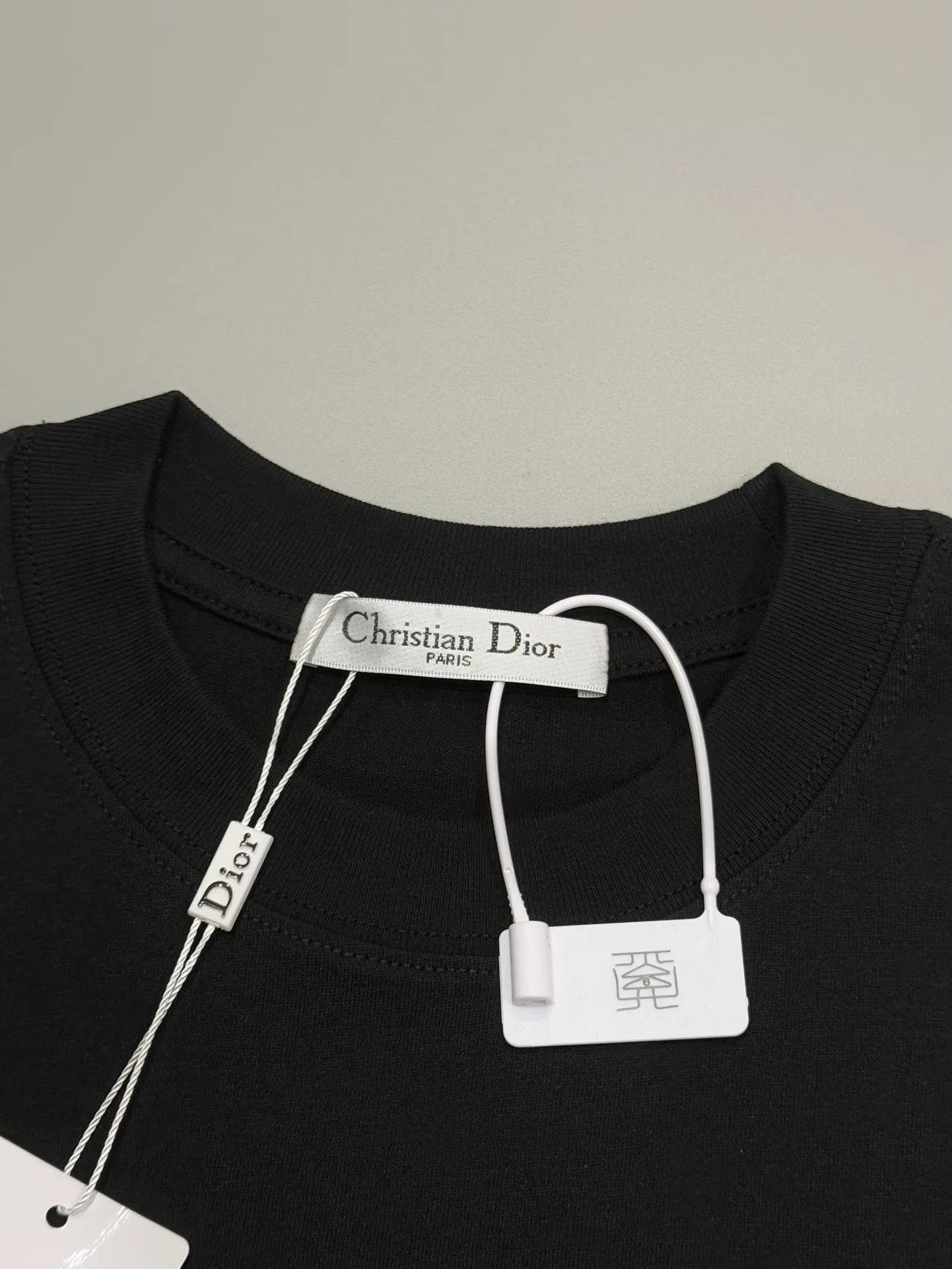 🅿️190 [Higher version] Dior* Dior SS25 new version short-sleeved men and women 👫, on sale simultaneously! Customized 32-count 280g combed fabric, original craft thread, designed with blue letter logo embroidery craft! Simple and elegant, easy to match and versatile, extremely high-grade, perfectly integrated into fashion and style, it is a top-notch fashionable style that is perfect for outer wear! The whole thing gives people a natural feeling! The ultimate classic versatile short-sleeved T-shirt, the ultimate in heavy work and perfection! Fans who pursue high quality should rush to buy it by themselves, and we sincerely invite all fans who know the goods to appreciate this model together! All three standards are complete! Color: white/black Size: S to xL