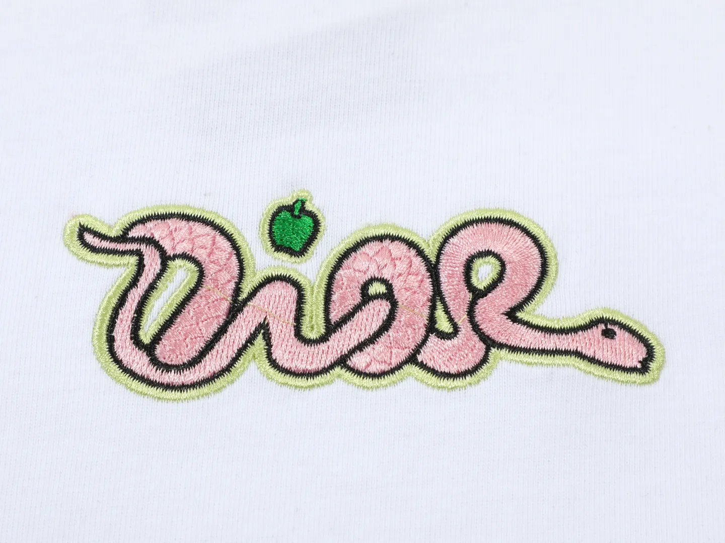 🅿️170 DIOR Dior embroidered snake letters‼ ️Short-sleeved T-shirt® *Customized 280g cotton fabric, the fabric is soft, skin-friendly and comfortable *Laminated letter logo on the front *A very simple and elegant one that is unparalleled in terms of upper body comfort, interpreting your luxury and taste, and creating your fashionable charm. ⚠️Washing method: It is recommended to dry clean or wrap the reverse side in a laundry bag and machine wash it quickly in cold water and let it dry naturally! ⚠️ Unisex style 𝐂𝐎𝐋𝐎𝐔𝐑: White Black 𝐒𝐈𝐙𝐄: S-XL