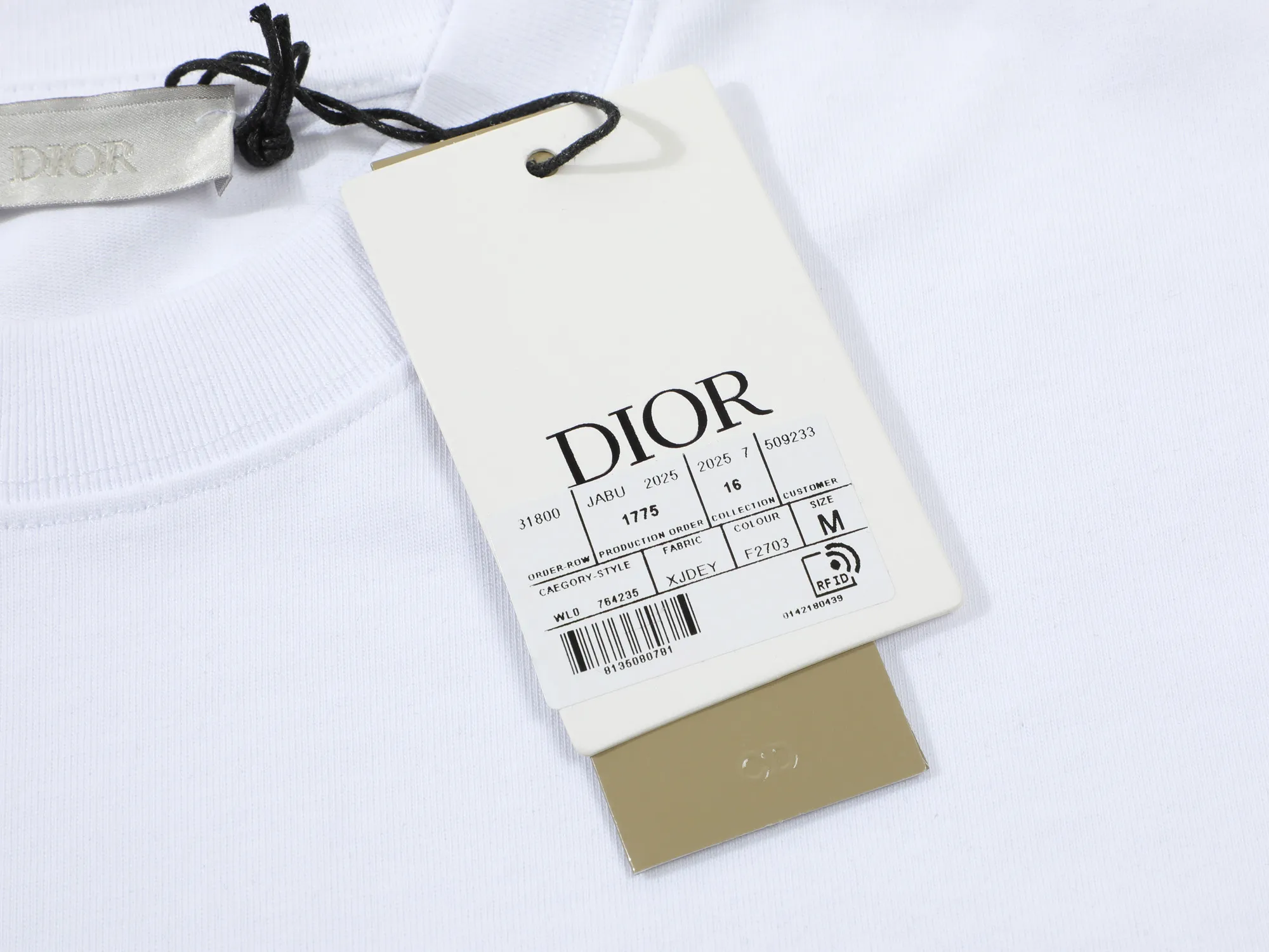 🅿️170 DIOR Dior embroidered snake letters‼ ️Short-sleeved T-shirt® *Customized 280g cotton fabric, the fabric is soft, skin-friendly and comfortable *Laminated letter logo on the front *A very simple and elegant one that is unparalleled in terms of upper body comfort, interpreting your luxury and taste, and creating your fashionable charm. ⚠️Washing method: It is recommended to dry clean or wrap the reverse side in a laundry bag and machine wash it quickly in cold water and let it dry naturally! ⚠️ Unisex style 𝐂𝐎𝐋𝐎𝐔𝐑: White Black 𝐒𝐈𝐙𝐄: S-XL