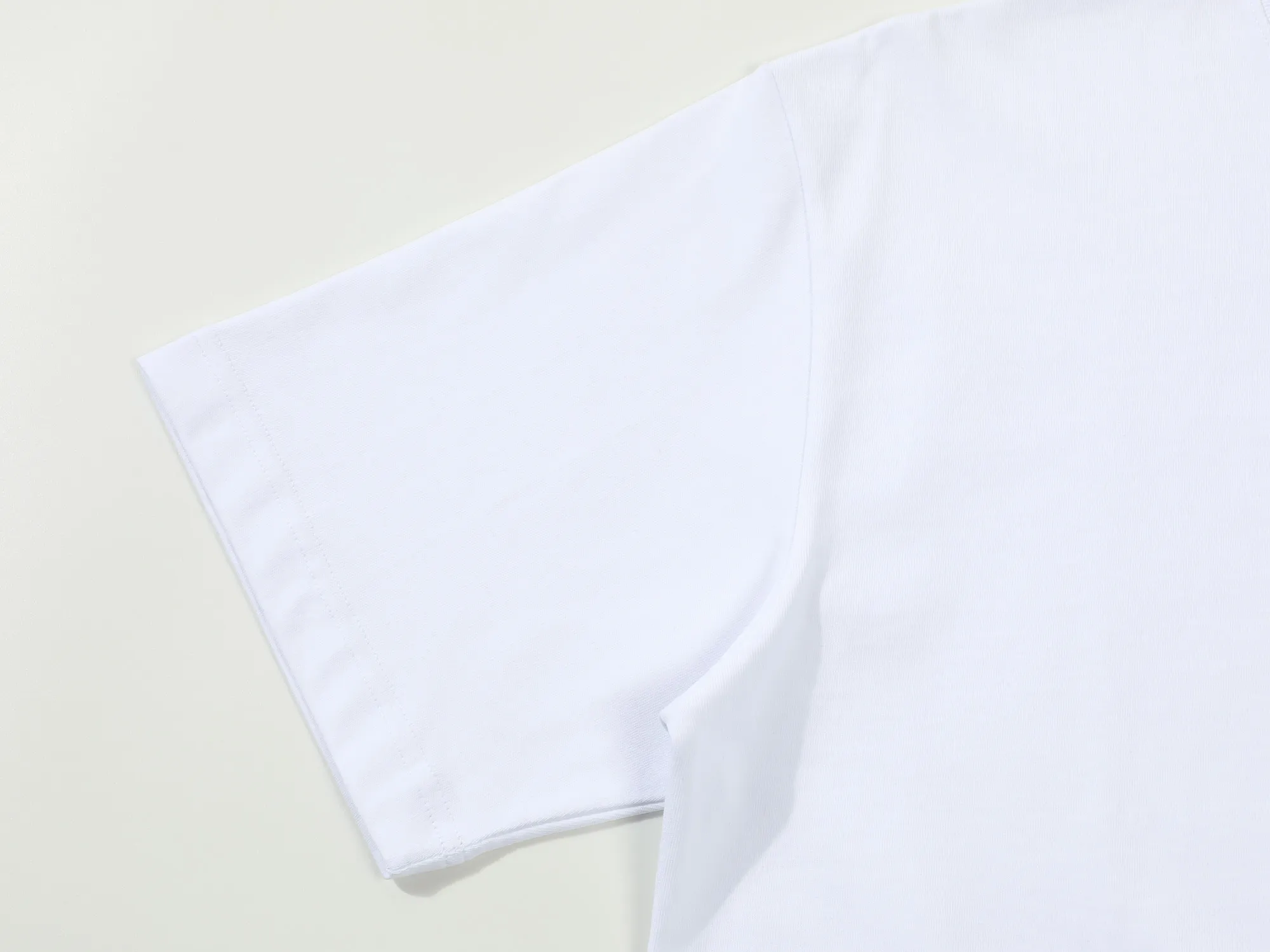 🅿️170 DIOR Dior embroidered snake letters‼ ️Short-sleeved T-shirt® *Customized 280g cotton fabric, the fabric is soft, skin-friendly and comfortable *Laminated letter logo on the front *A very simple and elegant one that is unparalleled in terms of upper body comfort, interpreting your luxury and taste, and creating your fashionable charm. ⚠️Washing method: It is recommended to dry clean or wrap the reverse side in a laundry bag and machine wash it quickly in cold water and let it dry naturally! ⚠️ Unisex style 𝐂𝐎𝐋𝐎𝐔𝐑: White Black 𝐒𝐈𝐙𝐄: S-XL
