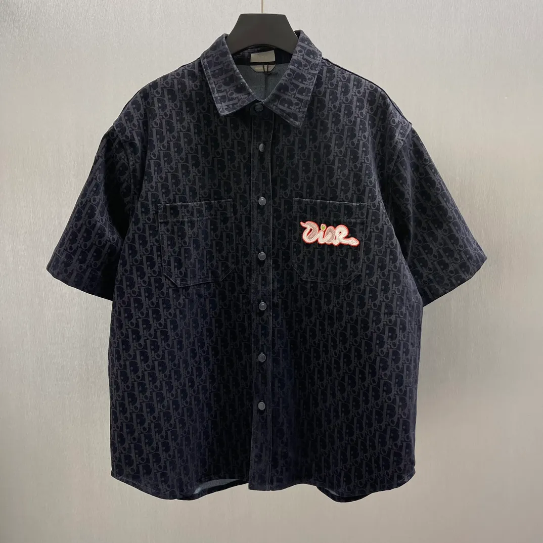 🅿️510 🧧CD all-over printed Year of the Snake embroidered short-sleeved shirt Size: S-XL This short-sleeved shirt is from Dior, and the overall color is dark blue. It is covered with the brand’s classic “CD” presbyopia pattern, highlighting brand recognition. There is an eye-catching "Dior" embroidered logo on the left breast pocket, which is brightly colored and adds highlights. The loose fit makes it comfortable to wear while still being fashionable, and is suitable for a variety of casual occasions.