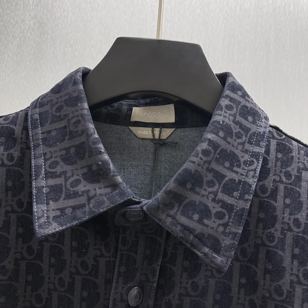 🅿️510 🧧CD all-over printed Year of the Snake embroidered short-sleeved shirt Size: S-XL This short-sleeved shirt is from Dior, and the overall color is dark blue. It is covered with the brand’s classic “CD” presbyopia pattern, highlighting brand recognition. There is an eye-catching "Dior" embroidered logo on the left breast pocket, which is brightly colored and adds highlights. The loose fit makes it comfortable to wear while still being fashionable, and is suitable for a variety of casual occasions.