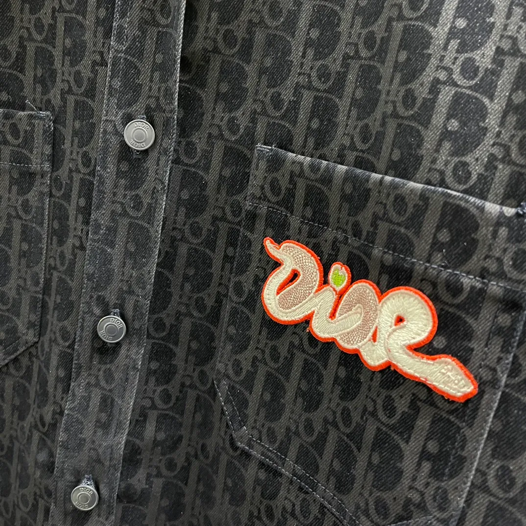 🅿️510 🧧CD all-over printed Year of the Snake embroidered short-sleeved shirt Size: S-XL This short-sleeved shirt is from Dior, and the overall color is dark blue. It is covered with the brand’s classic “CD” presbyopia pattern, highlighting brand recognition. There is an eye-catching "Dior" embroidered logo on the left breast pocket, which is brightly colored and adds highlights. The loose fit makes it comfortable to wear while still being fashionable, and is suitable for a variety of casual occasions.