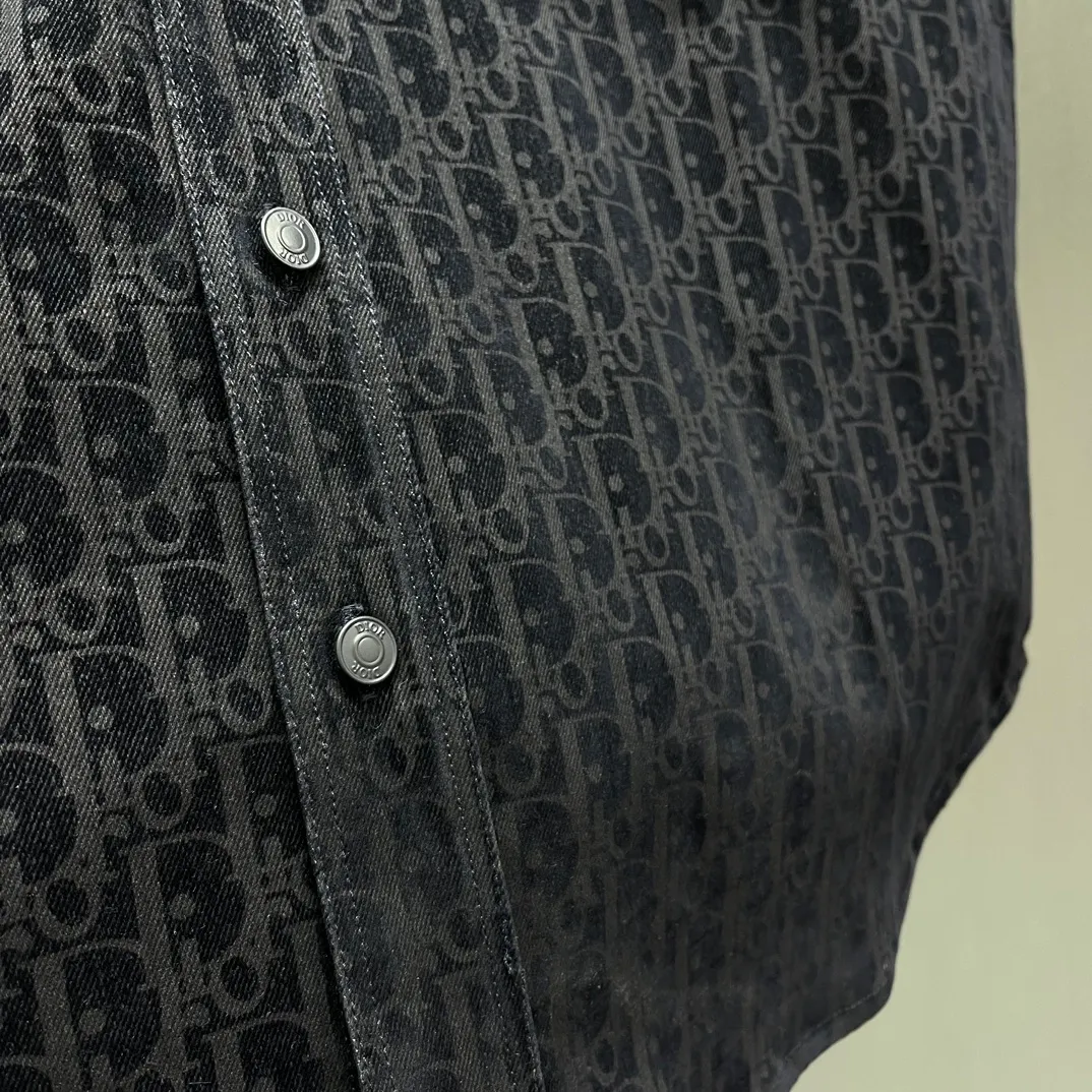 🅿️510 🧧CD all-over printed Year of the Snake embroidered short-sleeved shirt Size: S-XL This short-sleeved shirt is from Dior, and the overall color is dark blue. It is covered with the brand’s classic “CD” presbyopia pattern, highlighting brand recognition. There is an eye-catching "Dior" embroidered logo on the left breast pocket, which is brightly colored and adds highlights. The loose fit makes it comfortable to wear while still being fashionable, and is suitable for a variety of casual occasions.