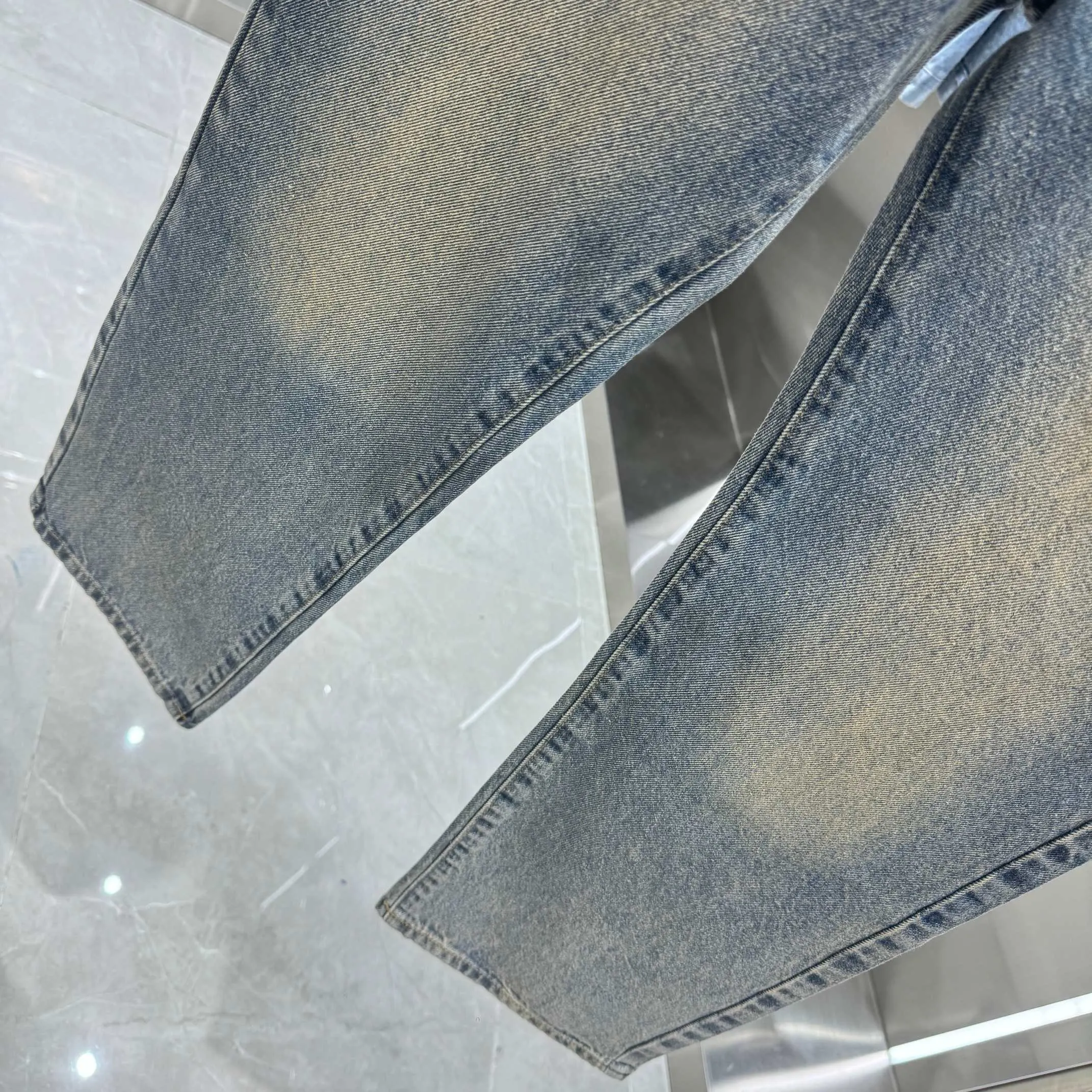 🅿️270 Dior 25 new product silicone jeans with LOGO on the back pocket! Specific latest brand leather label blockbuster item ~ private channel rare product! No matter from the pattern, fabric or small details of hardware accessories, you can't be picky! Customer-supplied hardware accessories Imported customer-supplied custom-woven denim cotton fabric, fashionable and individual. Super versatile and good-looking, a must-have for everyone. Very good-looking Size: 28 30 32 34 36 Color: blue