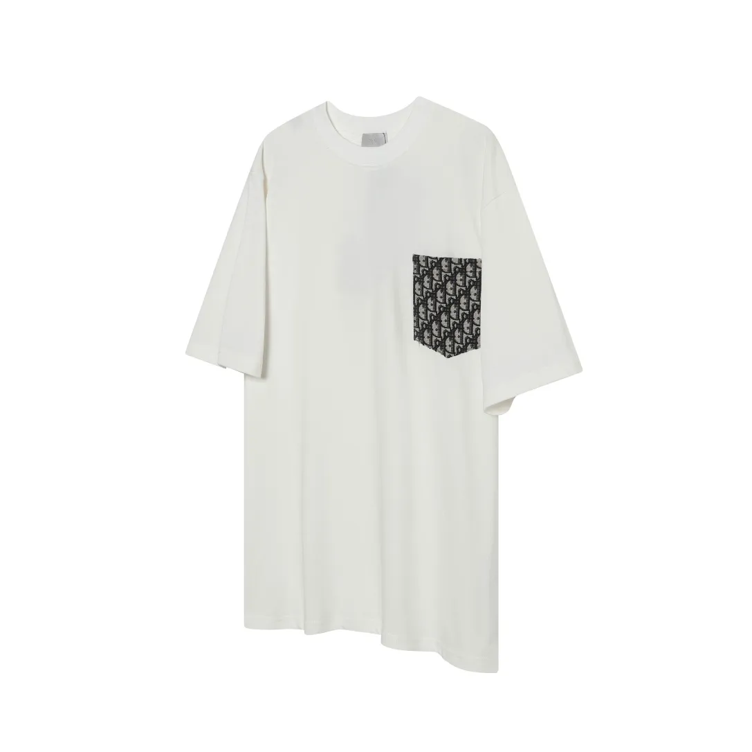 🅿️190 "D18" Dior/Dior 25ss patch-all-over printed pocket short-sleeved T-shirt, 280 heavyweight pure cotton fabric, made of specific heavyweight 32S fine cotton jersey fabric, 280g weight; with 32s+70D drawbar thread, 280g:95/fine cotton*5% spandex double yarn rib. The worsted cotton material is light, thin and breathable, with a strong cotton feel on the hand and strong breathability and moisture absorption; the threads are woven into combed cotton fabric using a blending process, making the fabric very soft to the touch. The worsted cotton material is light, thin and breathable, has a strong cotton feel on the hand, is breathable and hygroscopic; it is not easy to wrinkle and does not require special care. 32-needle high-end textile imported from the rib, 70D ultra-fine elastic stitching, nearly non-feeling stitching, comfortable and fit the body shape.  Size: xs s m l Color: black white