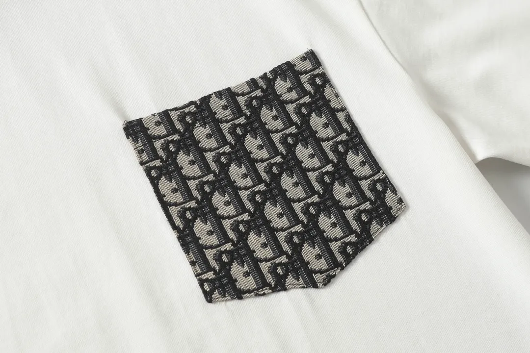 🅿️190 "D18" Dior/Dior 25ss patch-all-over printed pocket short-sleeved T-shirt, 280 heavyweight pure cotton fabric, made of specific heavyweight 32S fine cotton jersey fabric, 280g weight; with 32s+70D drawbar thread, 280g:95/fine cotton*5% spandex double yarn rib. The worsted cotton material is light, thin and breathable, with a strong cotton feel on the hand and strong breathability and moisture absorption; the threads are woven into combed cotton fabric using a blending process, making the fabric very soft to the touch. The worsted cotton material is light, thin and breathable, has a strong cotton feel on the hand, is breathable and hygroscopic; it is not easy to wrinkle and does not require special care. 32-needle high-end textile imported from the rib, 70D ultra-fine elastic stitching, nearly non-feeling stitching, comfortable and fit the body shape.  Size: xs s m l Color: black white