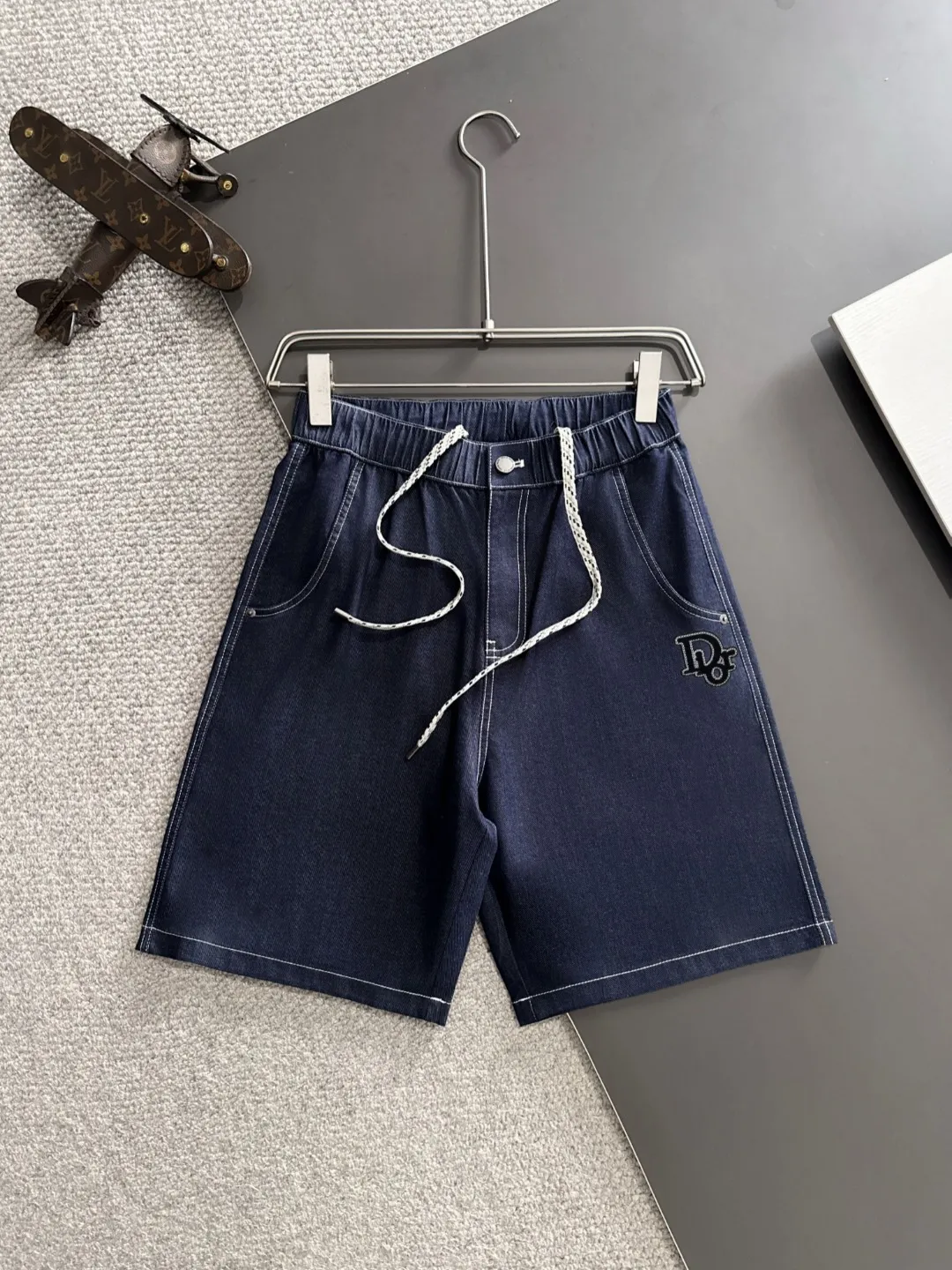 🅿️330 shipped next day. High-quality DIOR/Dior 2025 spring and summer new high-definition elastic band casual solid color loose shorts. Made with machines imported from Italy. The hem of the trousers is hemmed with two needles. The stitching is fine and firm. The fabric is customized at the counter. It has high breathability and comfort. The details are impeccable. The brand element design concept reflects high quality. It feels delicate and soft! It presents a casual cut and the upper body shape is great! Size: S-XXL