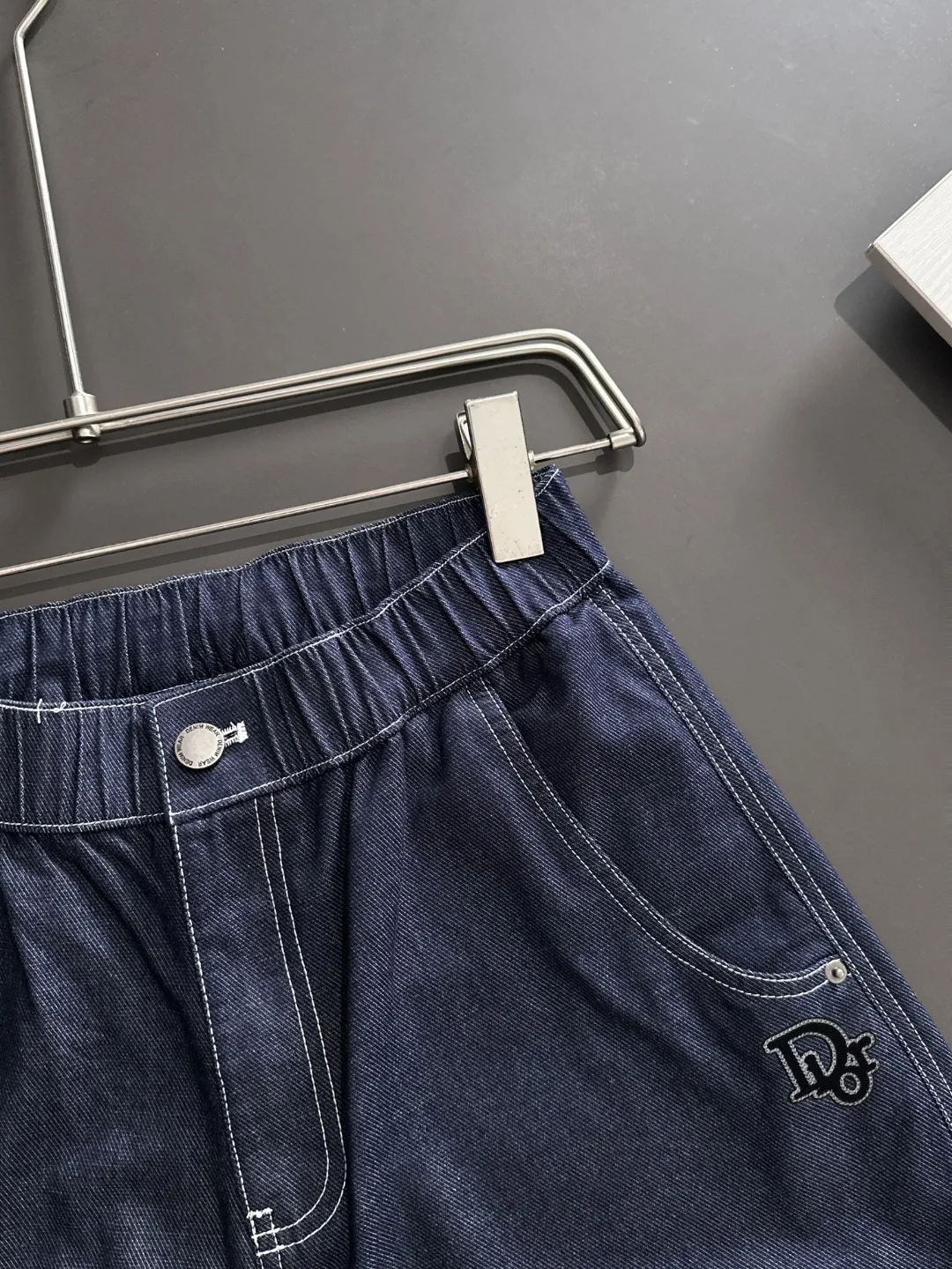 🅿️330 shipped next day. High-quality DIOR/Dior 2025 spring and summer new high-definition elastic band casual solid color loose shorts. Made with machines imported from Italy. The hem of the trousers is hemmed with two needles. The stitching is fine and firm. The fabric is customized at the counter. It has high breathability and comfort. The details are impeccable. The brand element design concept reflects high quality. It feels delicate and soft! It presents a casual cut and the upper body shape is great! Size: S-XXL