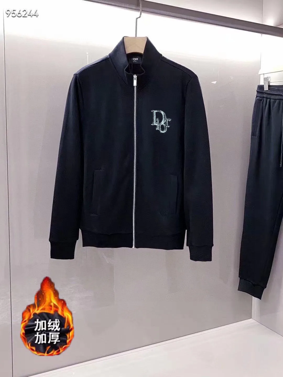 🅿️460 brand [DIOR Dior] (velvet and thickened) 2025 autumn and winter new product, celebrities’ favorite fashion-flavored casual suit, clean and neat tailoring, full of urban style. It is made of high-quality customized fabrics, with excellent thermal insulation effect inside, soft and dry feel, and a crisp and stylish upper body effect. The three-dimensional cutting process and the pattern are all of high standards, and the silhouette version has the right benefits! It is not tight at all, and you feel good when you put it on. So many top-quality raw materials create high-end products with unparalleled value. It is the first choice for high-end fashion people. (Size: M-4XL can wear up to 200 pounds)