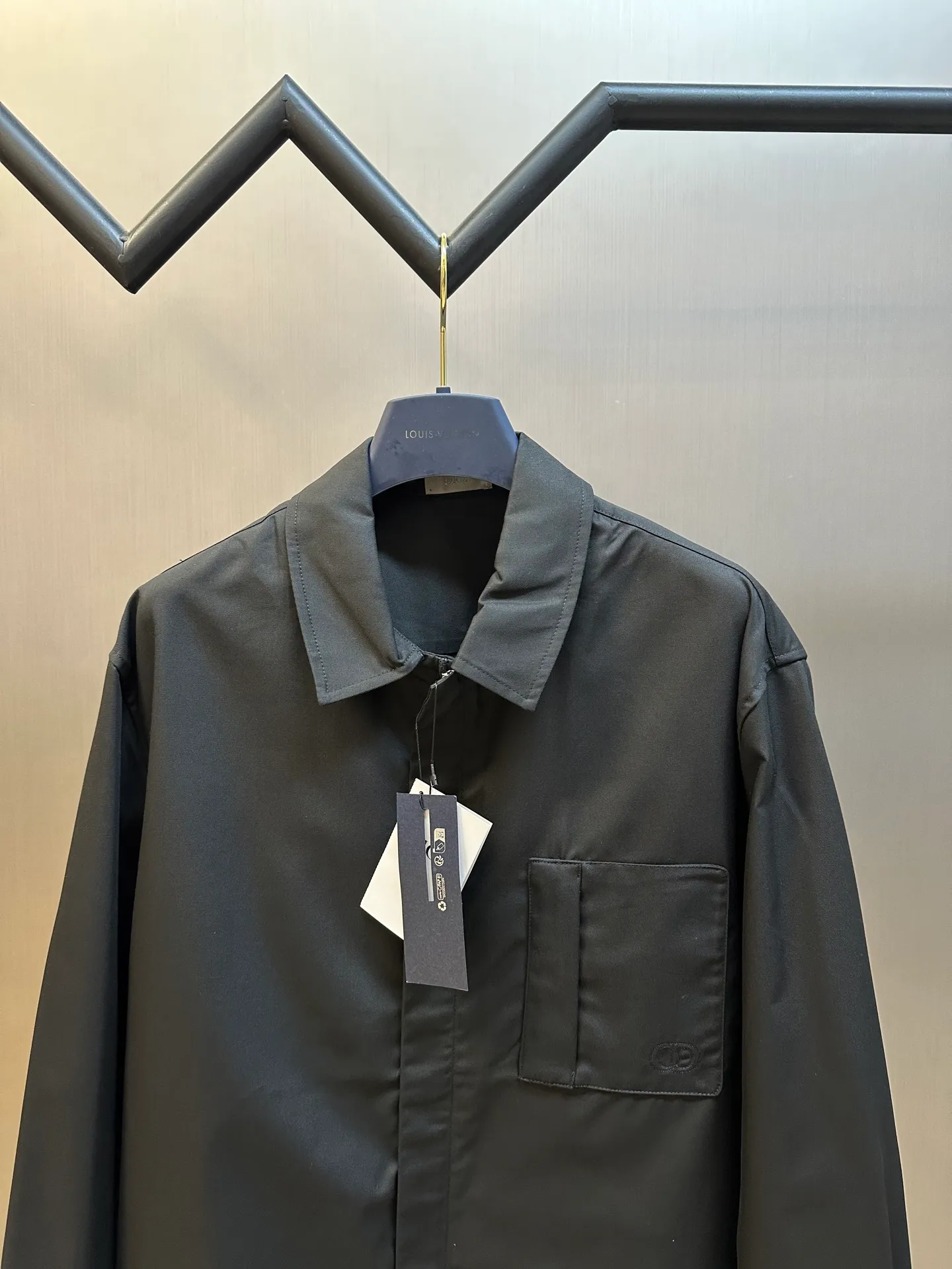 🅿️650 DIOR CD icon embroidered jacket is made of black gabardine fabric, with a smooth and delicate surface, soft touch, and elegant luster. Its tight textile construction makes it resistant to wrinkles, abrasion and drape. The wool component makes it warm and breathable. Gabardine fabric is not easy to pill, has good stain resistance, and is easy to care for daily.  The modern fit has a slim fit and a hidden zip closure adds understated sophistication. High-precision sewing technology ensures a perfect fit between the zipper and the fabric. The lapel design of traditional shirts still meets the needs of formal occasions. There is a patch pocket on the chest and is decorated with CD icon embroidery, which highlights the brand's iconic elements. The bag opening also has a hidden zipper opening, and the bag opening is reinforced with pocket knotting technology at the beginning and end. Tight stitching at the edge of the bag body makes it strong and beautiful. There are side pockets on the left and right sides, and the pocket openings are only 0.5 cm hemmed, which retains the smoothness of the overall lines without losing practicality. The double-button design of traditional shirt cuffs makes the cuffs fit more closely on the wrist and prevent them from loosening.  size：s m l xl