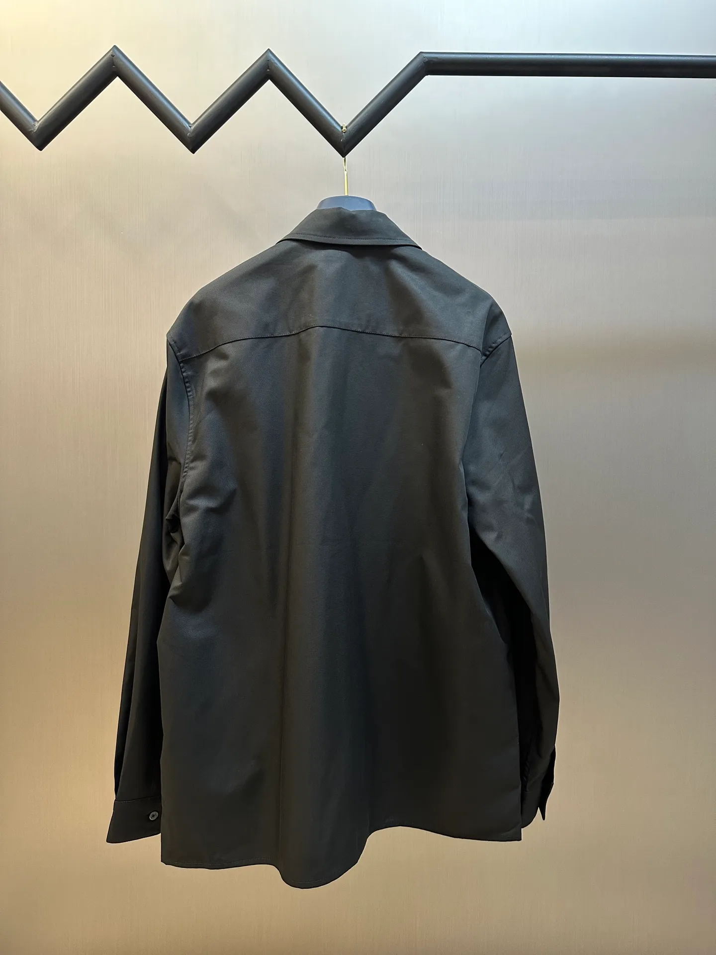 🅿️650 DIOR CD icon embroidered jacket is made of black gabardine fabric, with a smooth and delicate surface, soft touch, and elegant luster. Its tight textile construction makes it resistant to wrinkles, abrasion and drape. The wool component makes it warm and breathable. Gabardine fabric is not easy to pill, has good stain resistance, and is easy to care for daily.  The modern fit has a slim fit and a hidden zip closure adds understated sophistication. High-precision sewing technology ensures a perfect fit between the zipper and the fabric. The lapel design of traditional shirts still meets the needs of formal occasions. There is a patch pocket on the chest and is decorated with CD icon embroidery, which highlights the brand's iconic elements. The bag opening also has a hidden zipper opening, and the bag opening is reinforced with pocket knotting technology at the beginning and end. Tight stitching at the edge of the bag body makes it strong and beautiful. There are side pockets on the left and right sides, and the pocket openings are only 0.5 cm hemmed, which retains the smoothness of the overall lines without losing practicality. The double-button design of traditional shirt cuffs makes the cuffs fit more closely on the wrist and prevent them from loosening.  size：s m l xl