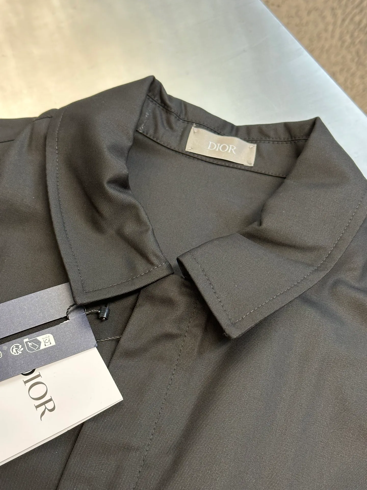 🅿️650 DIOR CD icon embroidered jacket is made of black gabardine fabric, with a smooth and delicate surface, soft touch, and elegant luster. Its tight textile construction makes it resistant to wrinkles, abrasion and drape. The wool component makes it warm and breathable. Gabardine fabric is not easy to pill, has good stain resistance, and is easy to care for daily.  The modern fit has a slim fit and a hidden zip closure adds understated sophistication. High-precision sewing technology ensures a perfect fit between the zipper and the fabric. The lapel design of traditional shirts still meets the needs of formal occasions. There is a patch pocket on the chest and is decorated with CD icon embroidery, which highlights the brand's iconic elements. The bag opening also has a hidden zipper opening, and the bag opening is reinforced with pocket knotting technology at the beginning and end. Tight stitching at the edge of the bag body makes it strong and beautiful. There are side pockets on the left and right sides, and the pocket openings are only 0.5 cm hemmed, which retains the smoothness of the overall lines without losing practicality. The double-button design of traditional shirt cuffs makes the cuffs fit more closely on the wrist and prevent them from loosening.  size：s m l xl