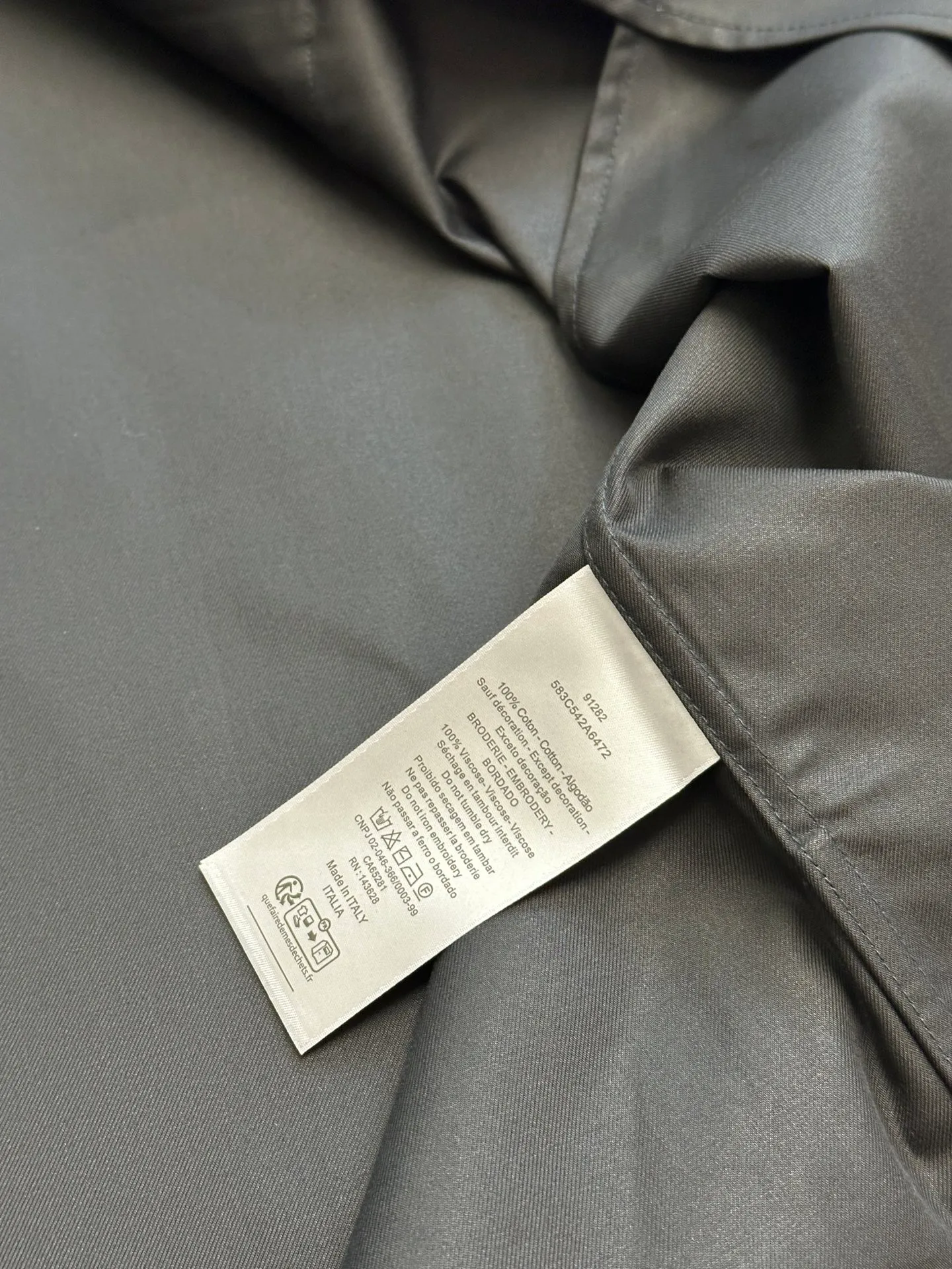 🅿️650 DIOR CD icon embroidered jacket is made of black gabardine fabric, with a smooth and delicate surface, soft touch, and elegant luster. Its tight textile construction makes it resistant to wrinkles, abrasion and drape. The wool component makes it warm and breathable. Gabardine fabric is not easy to pill, has good stain resistance, and is easy to care for daily.  The modern fit has a slim fit and a hidden zip closure adds understated sophistication. High-precision sewing technology ensures a perfect fit between the zipper and the fabric. The lapel design of traditional shirts still meets the needs of formal occasions. There is a patch pocket on the chest and is decorated with CD icon embroidery, which highlights the brand's iconic elements. The bag opening also has a hidden zipper opening, and the bag opening is reinforced with pocket knotting technology at the beginning and end. Tight stitching at the edge of the bag body makes it strong and beautiful. There are side pockets on the left and right sides, and the pocket openings are only 0.5 cm hemmed, which retains the smoothness of the overall lines without losing practicality. The double-button design of traditional shirt cuffs makes the cuffs fit more closely on the wrist and prevent them from loosening.  size：s m l xl